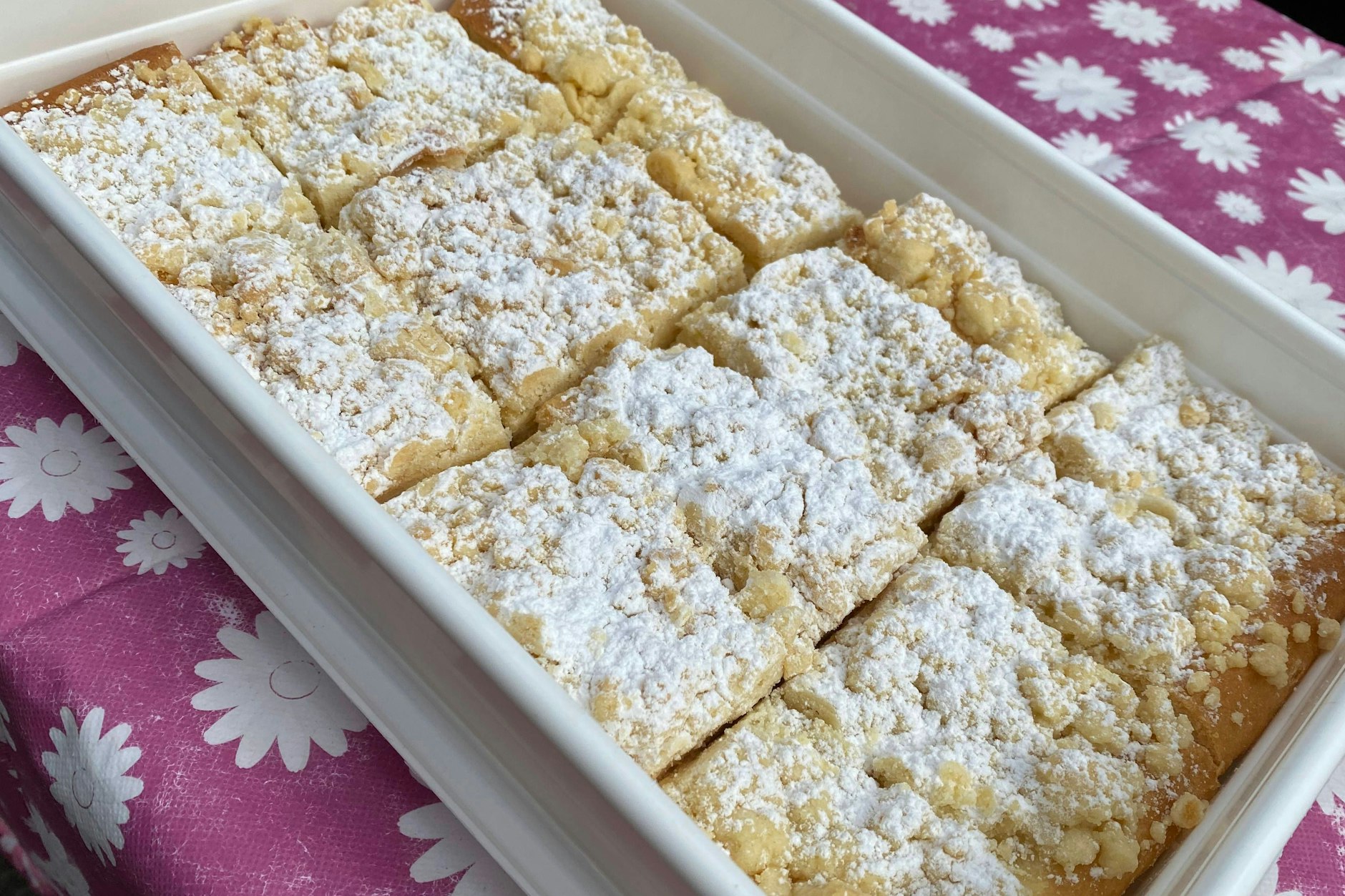 Sie können den Puddingkuchen mit Streuseln nach unserem Rezept auch als Blechkuchen backen - der Rand des Blechs sollte aber etwas höher sein.