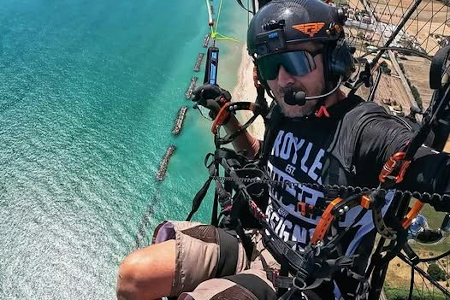 Extremsportler Felix Baumgartner mit einem Paraglider in der Luft über der italienische Küste. Das Bild postete er vor wenigen Tagen.