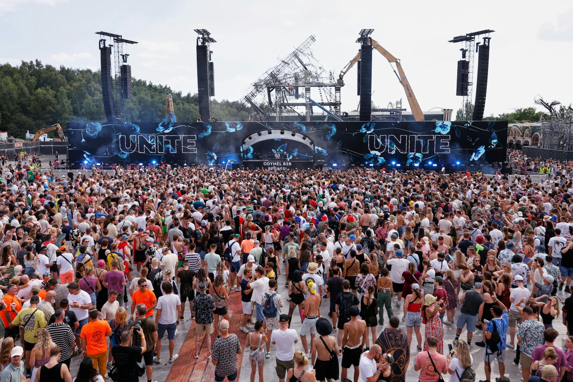 Das Musikfestival Tomorrowland hat begonnen. Nach dem verheerenden Feuer wurde in kurzer Zeit eine neue Bühne aufgestellt - und die Besucher können feiern.