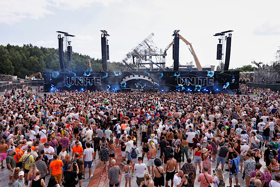 Das Musikfestival Tomorrowland hat begonnen. Nach dem verheerenden Feuer wurde in kurzer Zeit eine neue Bühne aufgestellt - und die Besucher können feiern.