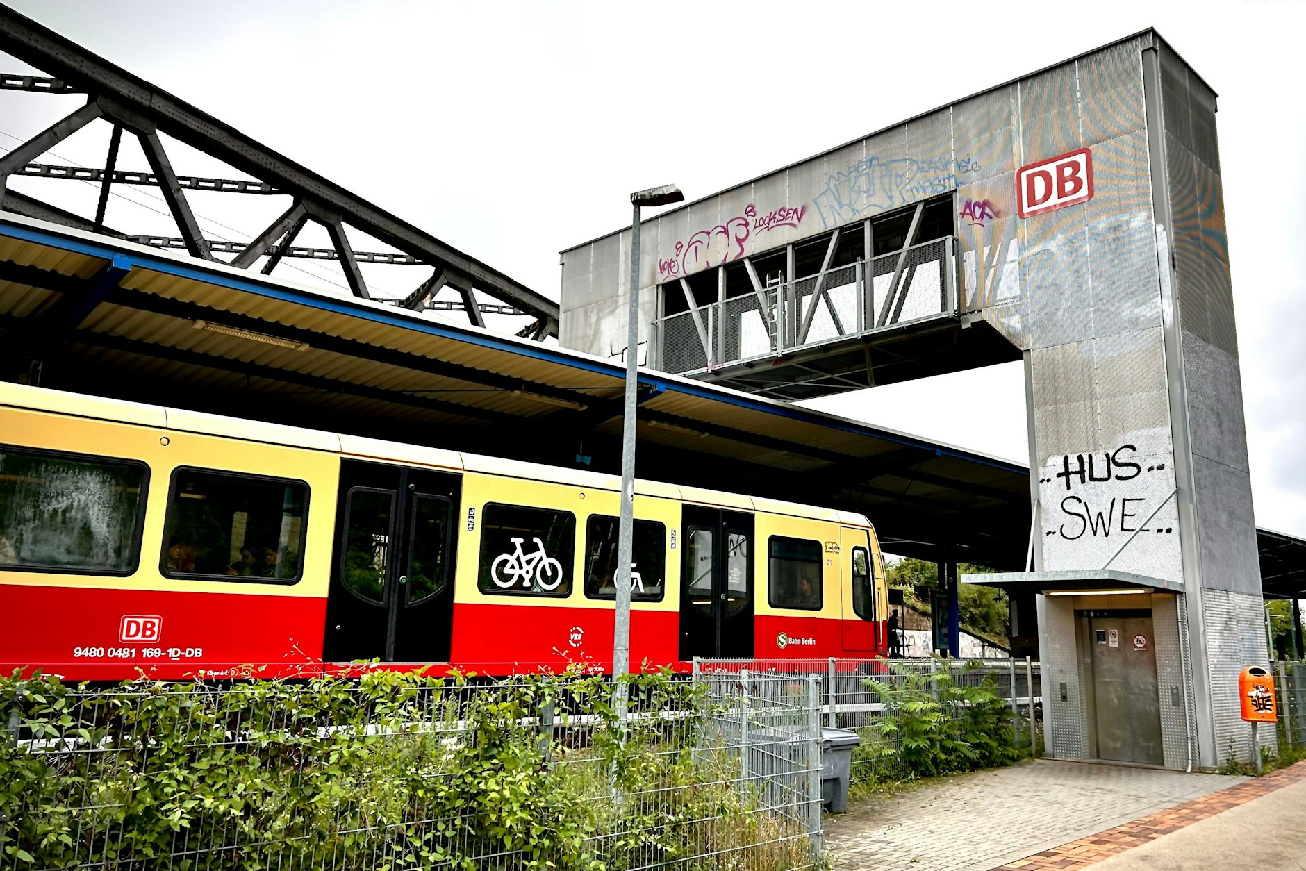 Von außen spannend, von innen gruselig: Der sogenannte Peoplemover am Betriebsbahnhof Rummelsburg befördert die Passagiere mit einer ausgeklügelten Technik über die Gleise.