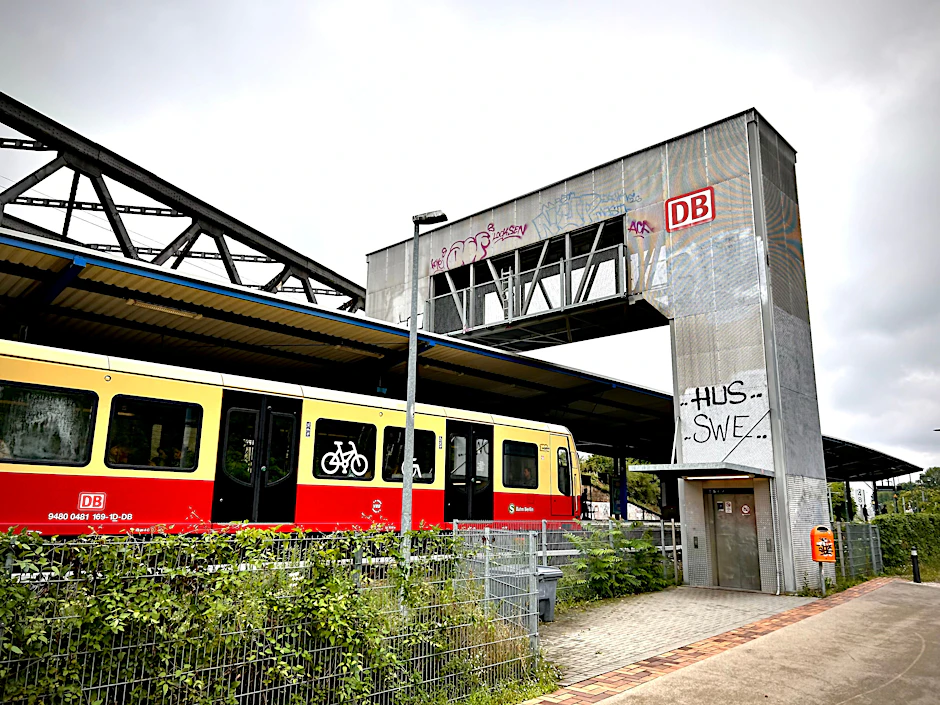 Von außen spannend, von innen gruselig: Der sogenannte Peoplemover am Betriebsbahnhof Rummelsburg befördert die Passagiere mit einer ausgeklügelten Technik über die Gleise.