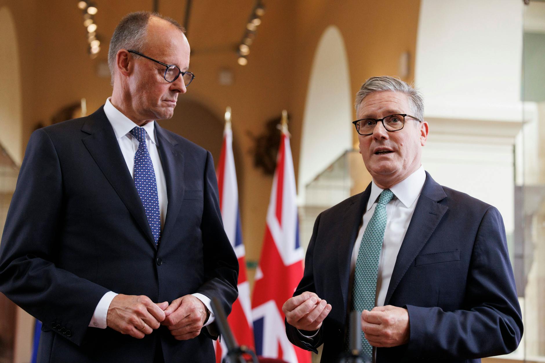 Bundeskanzler Friedrich Merz mit seinem britischen Amtskollegen Keir Starmer am Donnerstag in London.