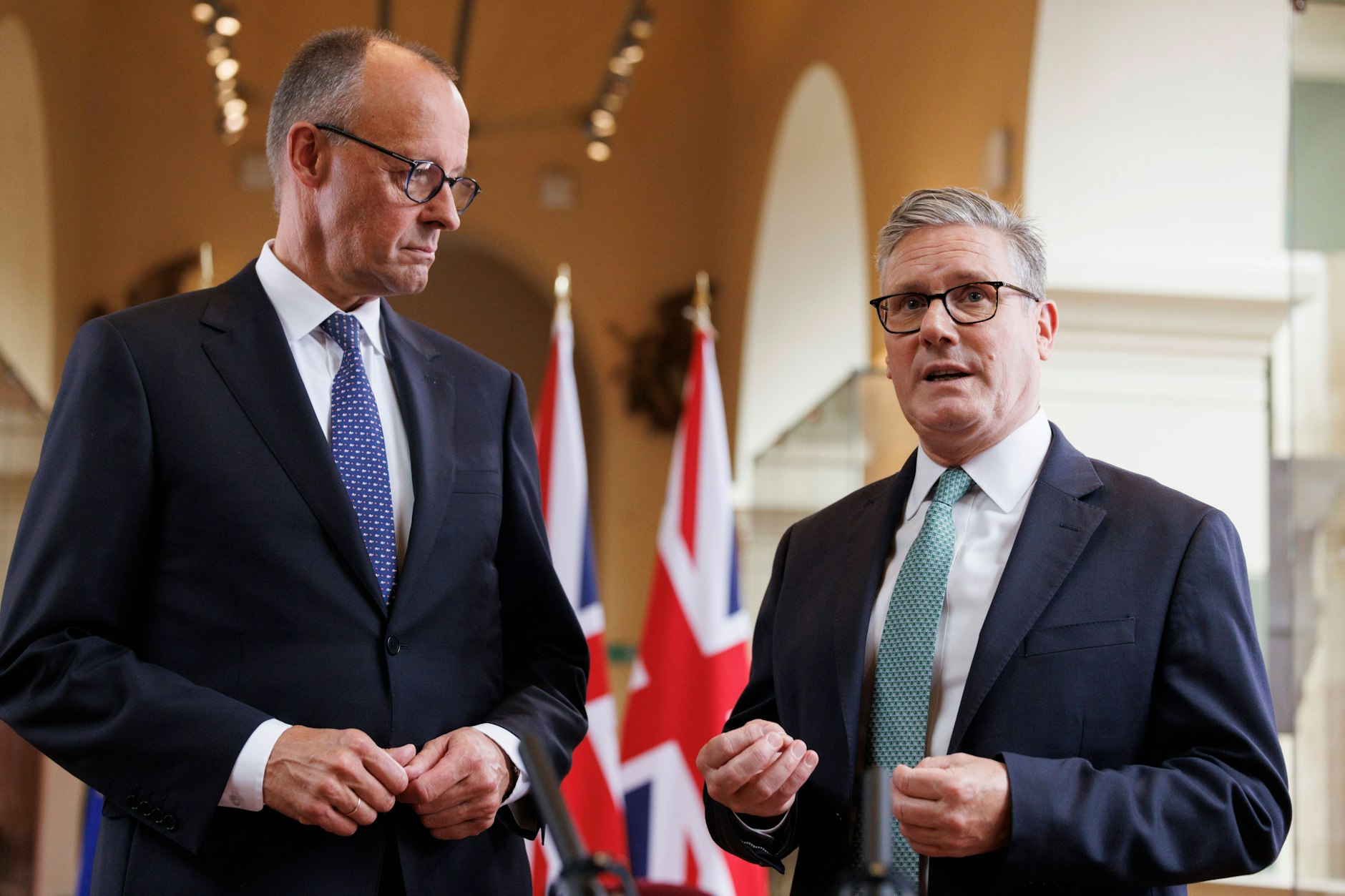 Bundeskanzler Friedrich Merz mit seinem britischen Amtskollegen Keir Starmer am Donnerstag in London.