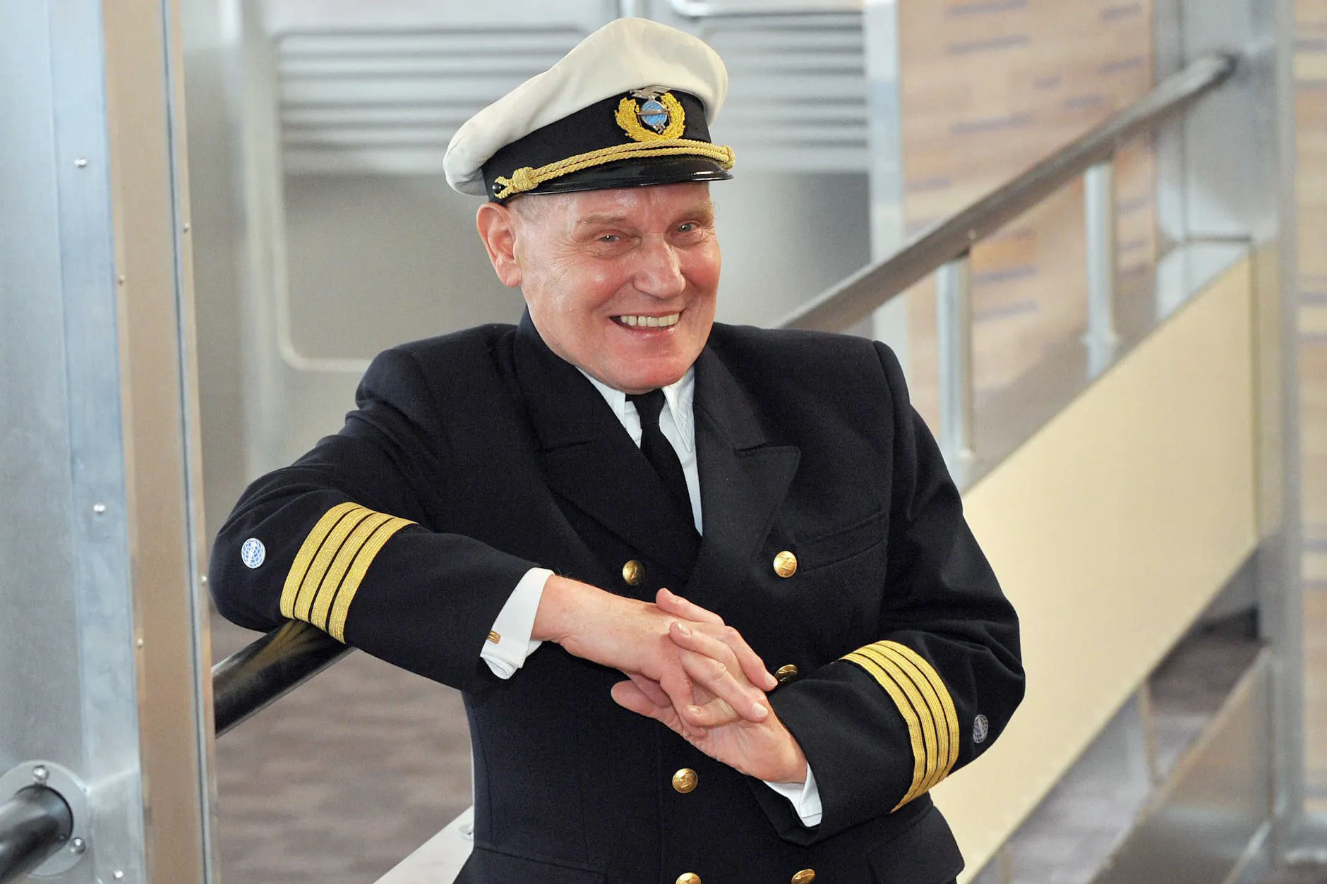 Der Schauspieler Jürgen Schornagel steht bei einem Fototermin anlässlich der Dreharbeiten zum RTL-Zweiteiler Hindenburg am Set. Am 8. Juli ist der Schauspieler im Alter von 85 Jahren gestorben.