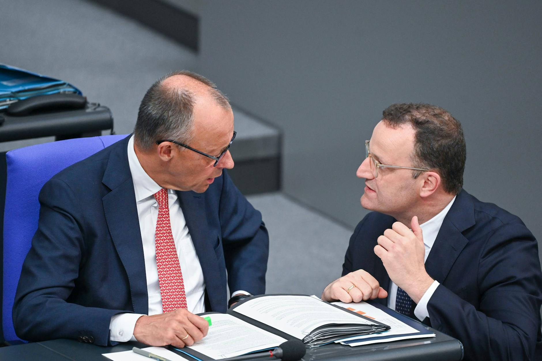 Bundeskanzler Friedrich Merz (l., CDU) unterhält sich mit Jens Spahn, dem Vorsitzenden der Unionsfraktion im Bundestag, während der Generaldebatte zum Haushalt im Plenum des Bundestags. Die Generaldebatte ist der Höhepunkt der Haushaltswoche im Bundestag.