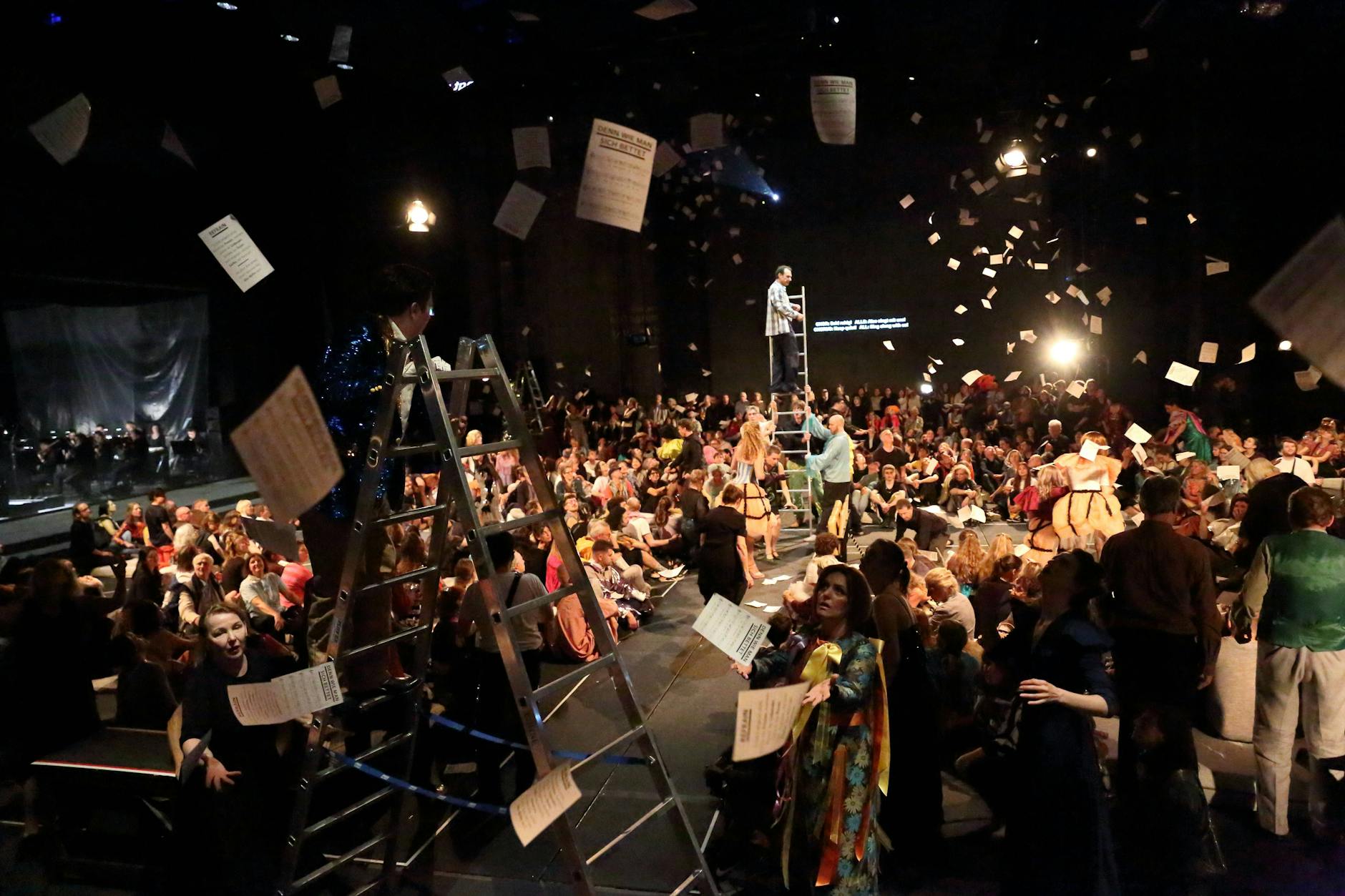 „Aufstieg und Fall der Stadt Mahagonny“ in der Deutschen Oper in Berlin