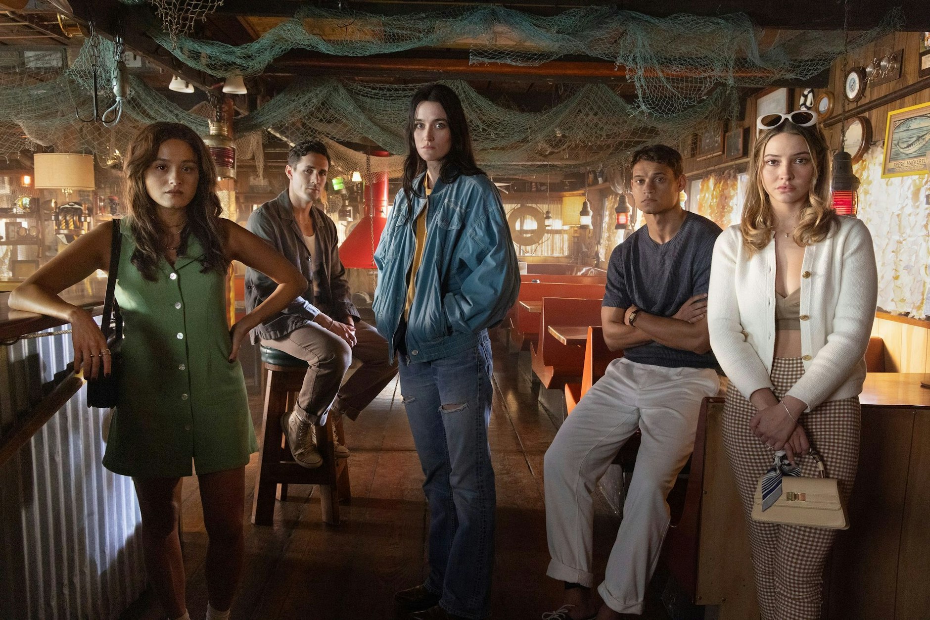 Chase Sui Wonders (l-r) als Eva, Jonah Hauer-King als Milo, Sarah Pidgeon als Stevie, Tariq Withers als Teddy Spencer und Madelyn Cline als Adnica in einer Szene des Films "Ich weiß, was du letzten Sommer getan hast" (undatierte Filmszene). Der Film kommt am 17.07.2025 in die deutschen Kinos.