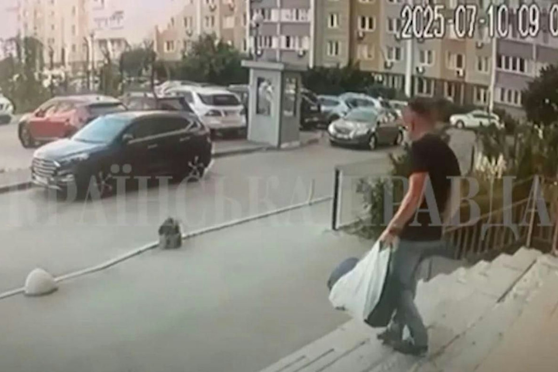 Die Zeitung Ukrainska Pravda veröffentlichte Aufnahmen einer Überwachungskamera, die den SBU-Obert kurz vor dem Mordanschlag in Kiew zeigen.