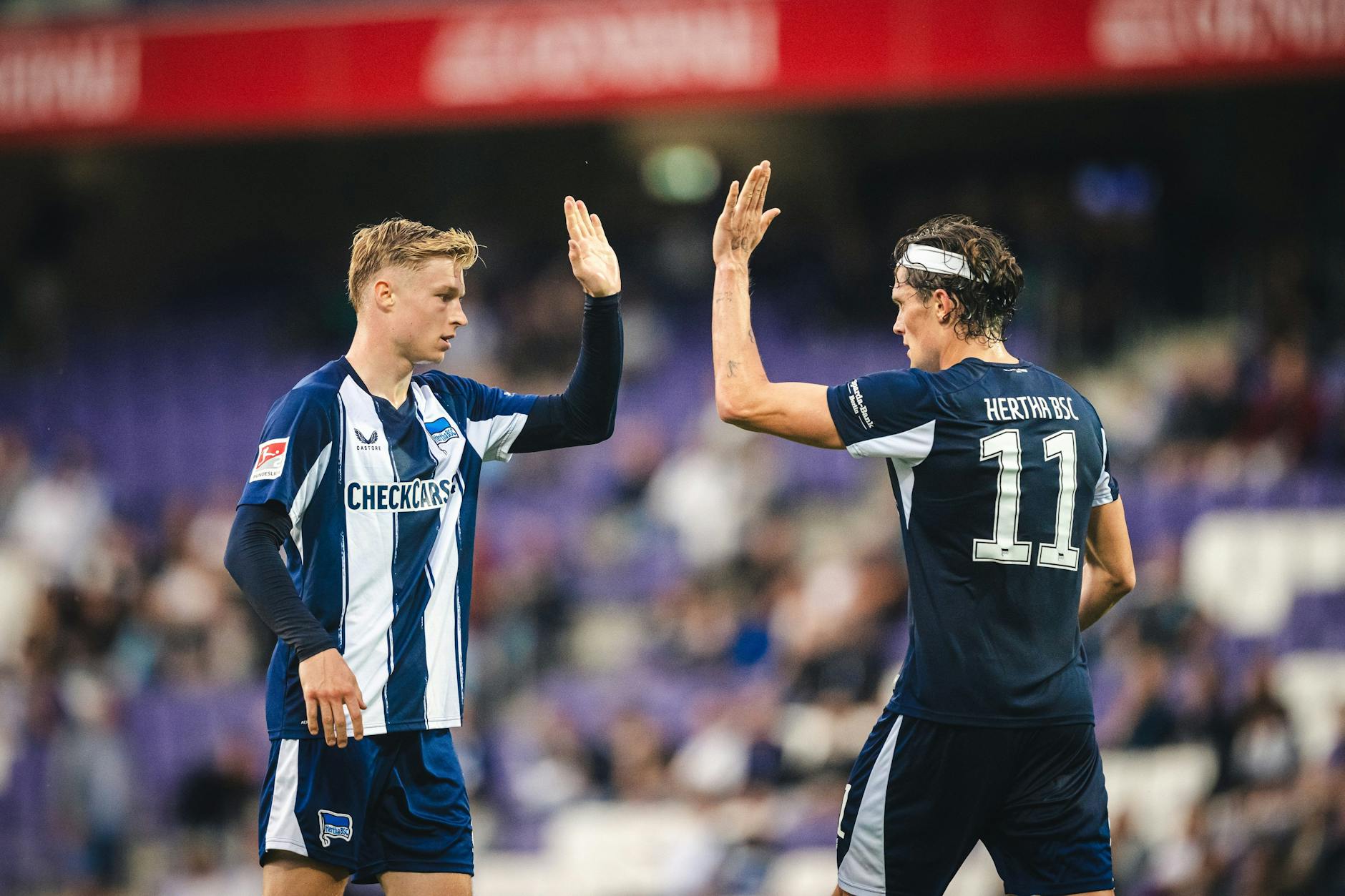 Einmal abklatschen! Herthas Torschütze Julian Eitschberger und Fabian Reese jubeln nach der 1:0-Führung gegen Austria Wien.