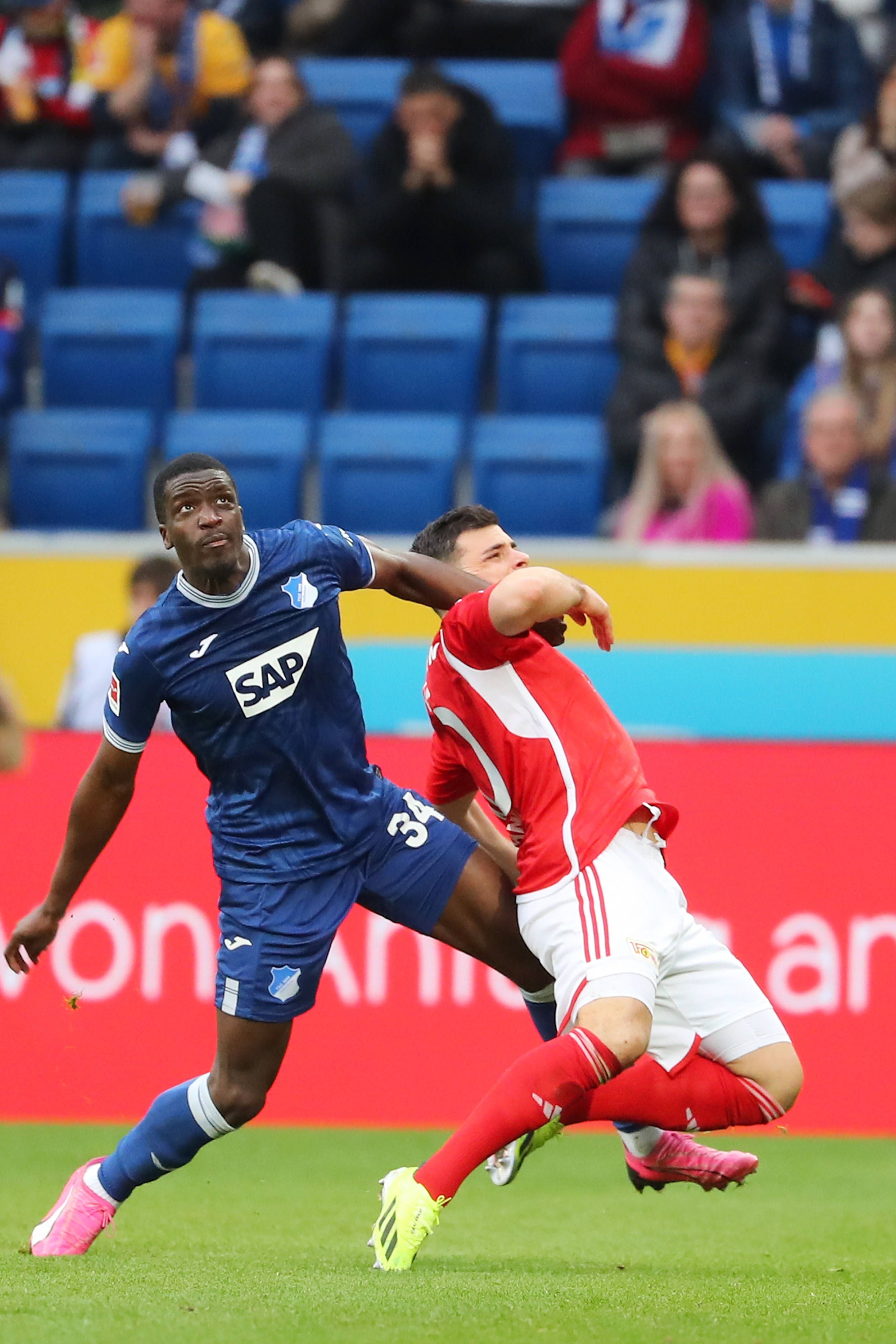 Image - Nanu?! 1. FC Union ist am roten Volland-Grapscher Stanley Nsoki dran