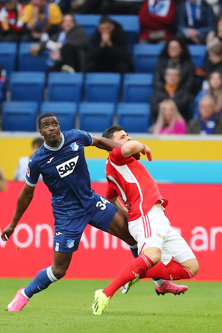 Im Februar 2024 sah Hoffenheims Verteidiger Stanley Nsoki wegen eines Gesichtsgrapschers gegen Unions Kevin Volland Rot.
