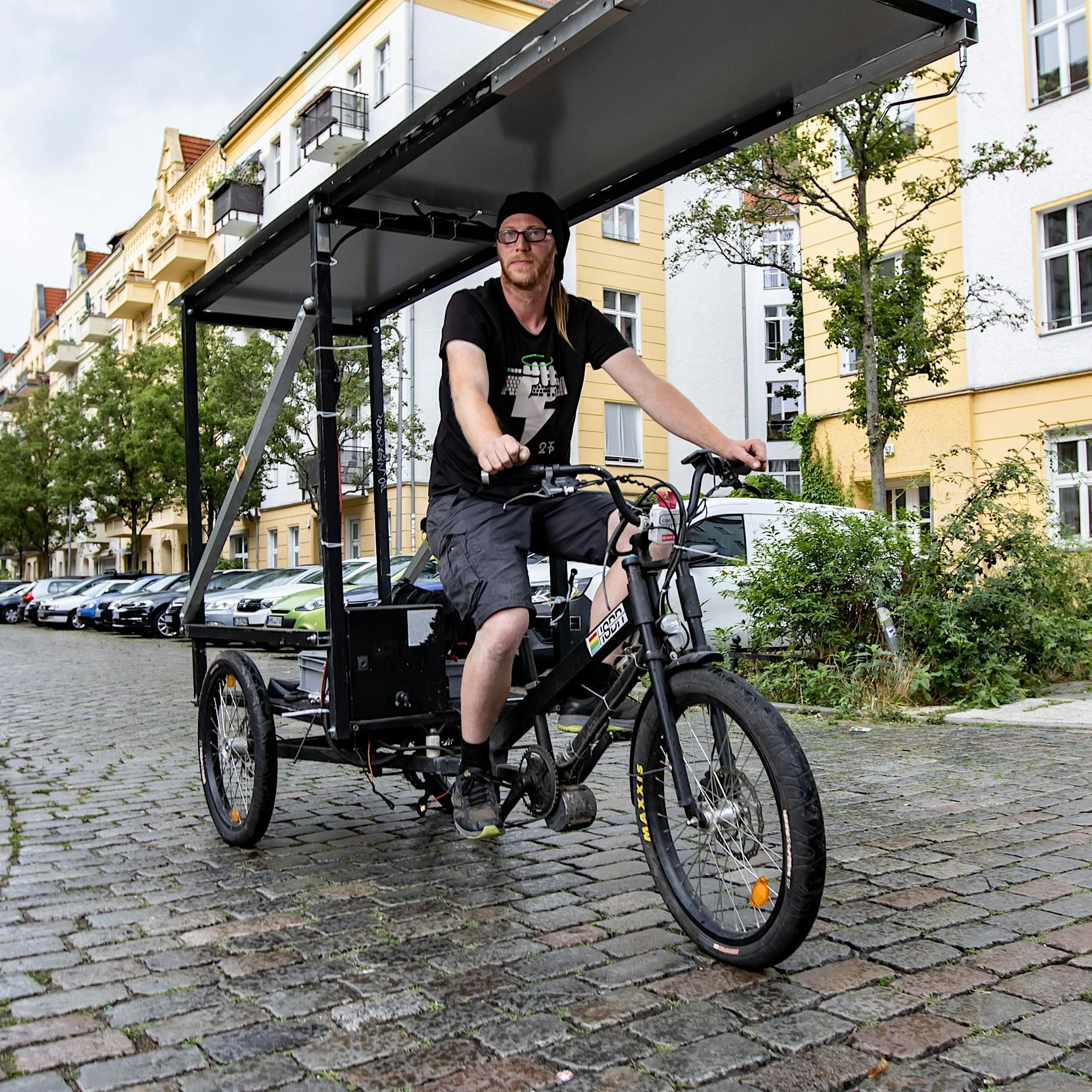Zwölf Kisten Bier im Lastenrad: Friedrichshainer erfindet E-Lastenrad mit Solardach