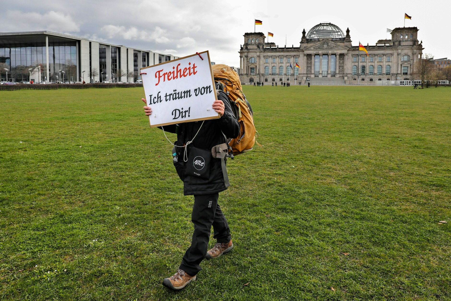 Ein Mann demonstriert vor dem Reichstag gegen die Corona Beschränkungen im Jahr 2021. 