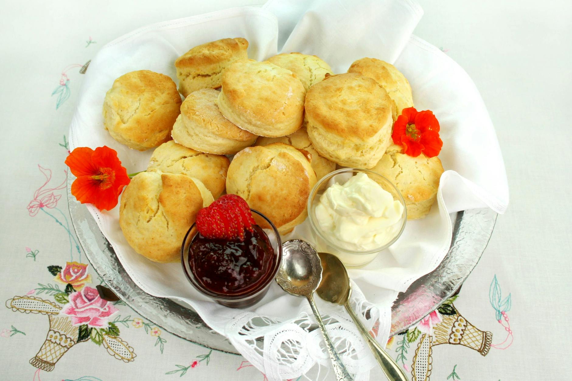 Sie wollten schon immer typisch englische Scones backen? Hier kommt das ultimative Rezept, das jedem gelingt!
