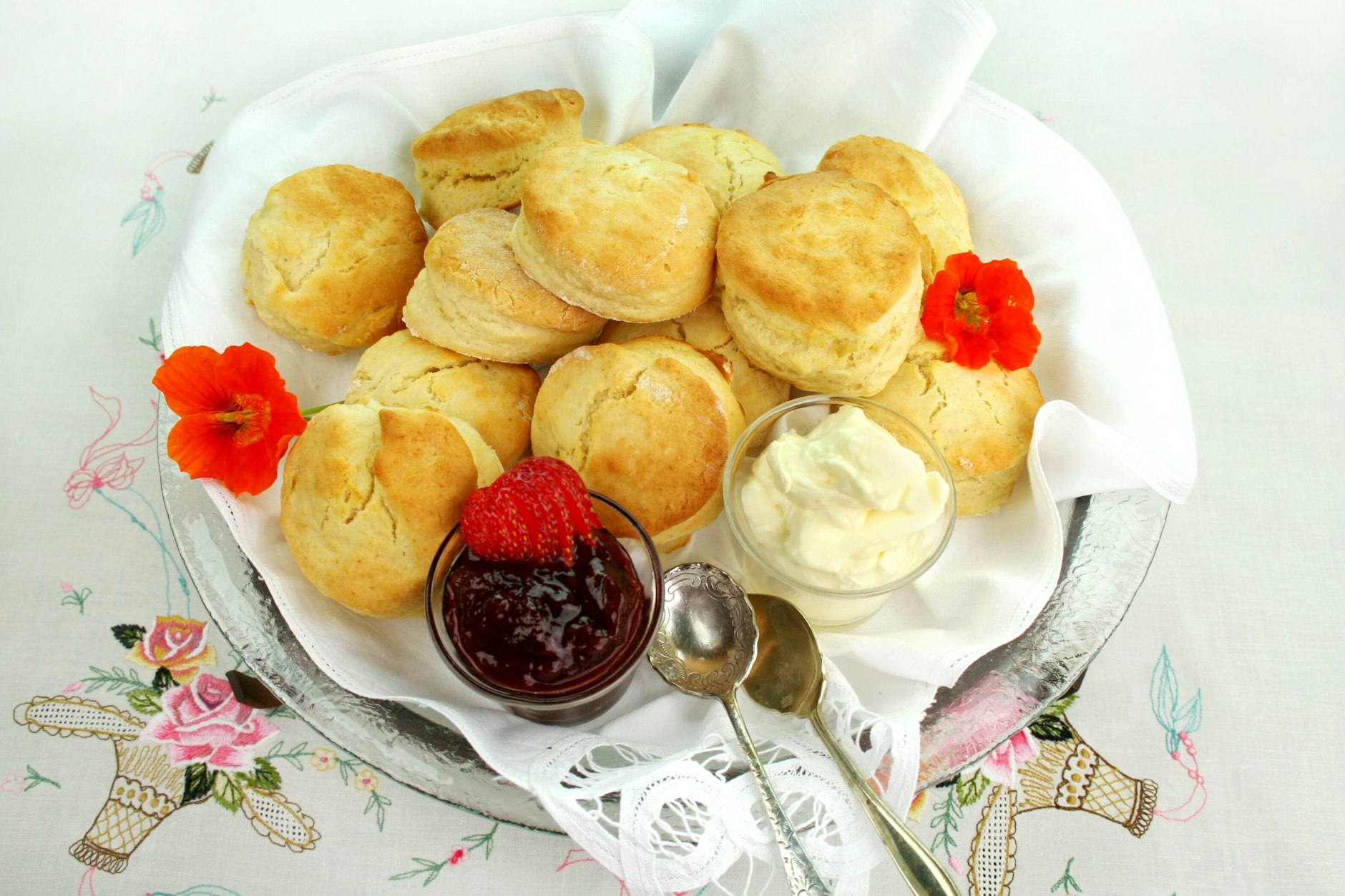 Sie wollten schon immer typisch englische Scones backen? Hier kommt das ultimative Rezept, das jedem gelingt!
