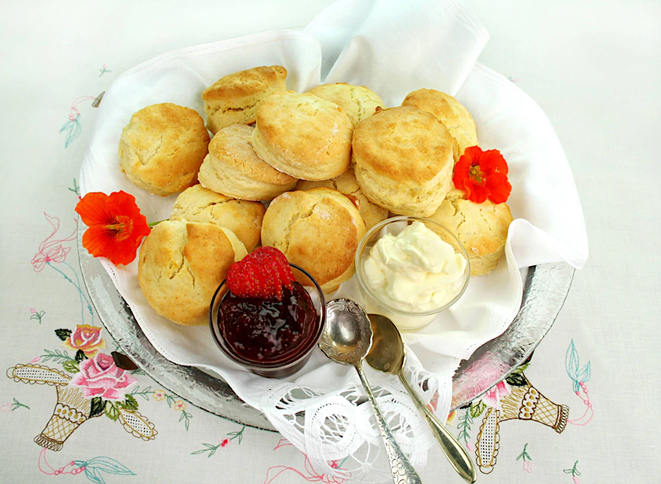 Sie wollten schon immer typisch englische Scones backen? Hier kommt das ultimative Rezept, das jedem gelingt!