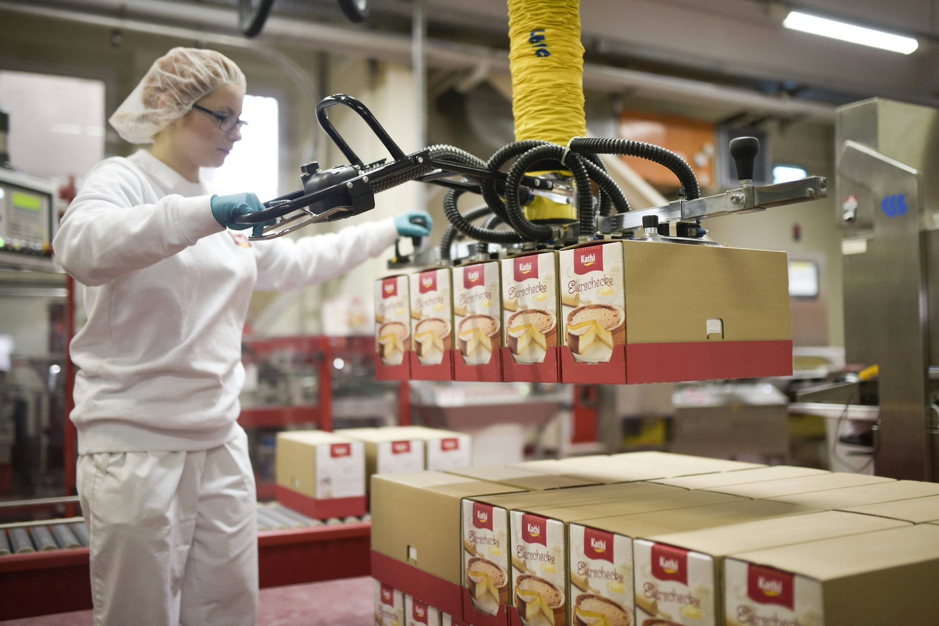 Kathi in Halle: Eine Mitarbeiterin setzt macht Backmischpakungen für den Versan bereit.