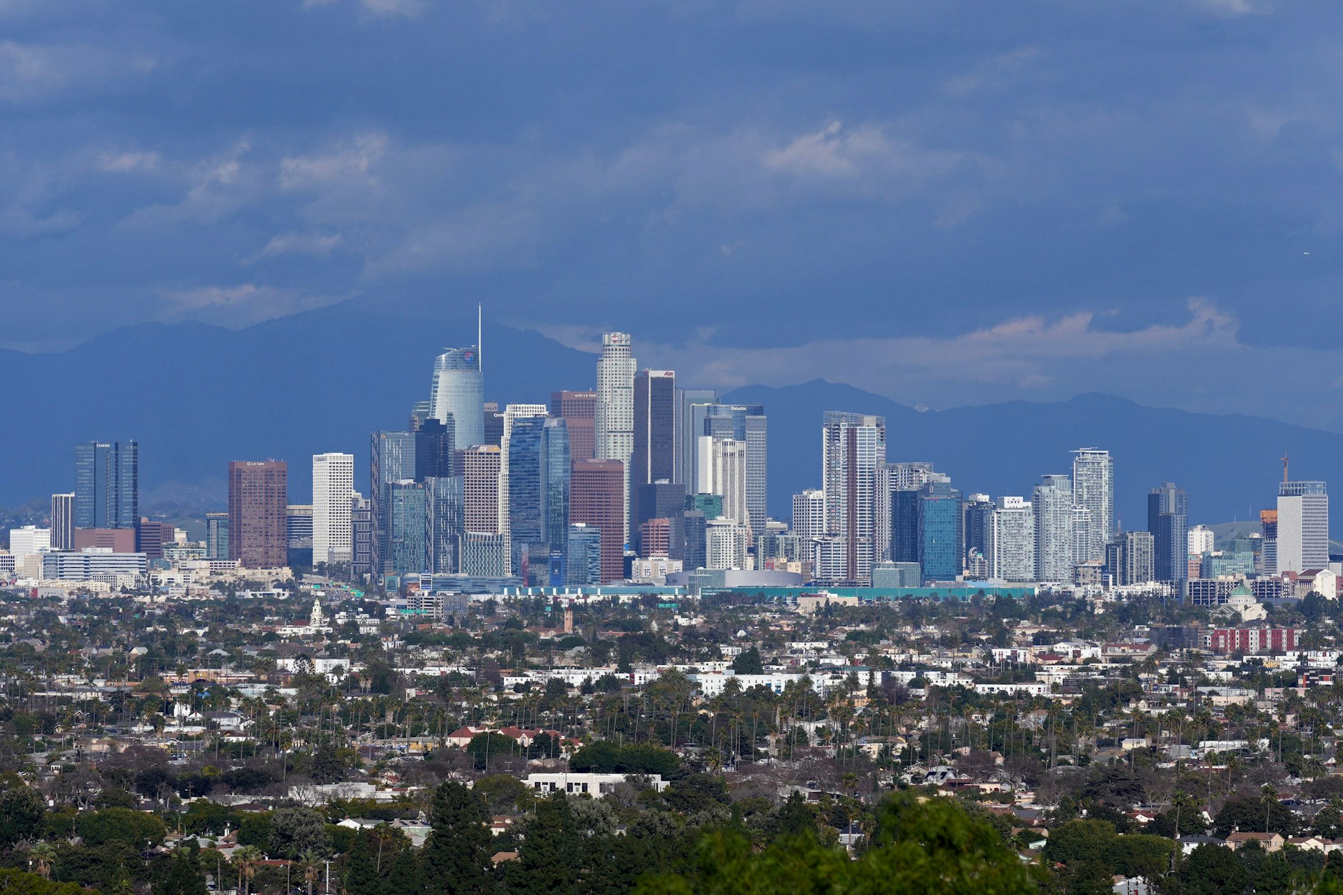 Die Skyline von Los Angeles ist von einem Aussichtspunkt in Baldwin Hills aus zu sehen.