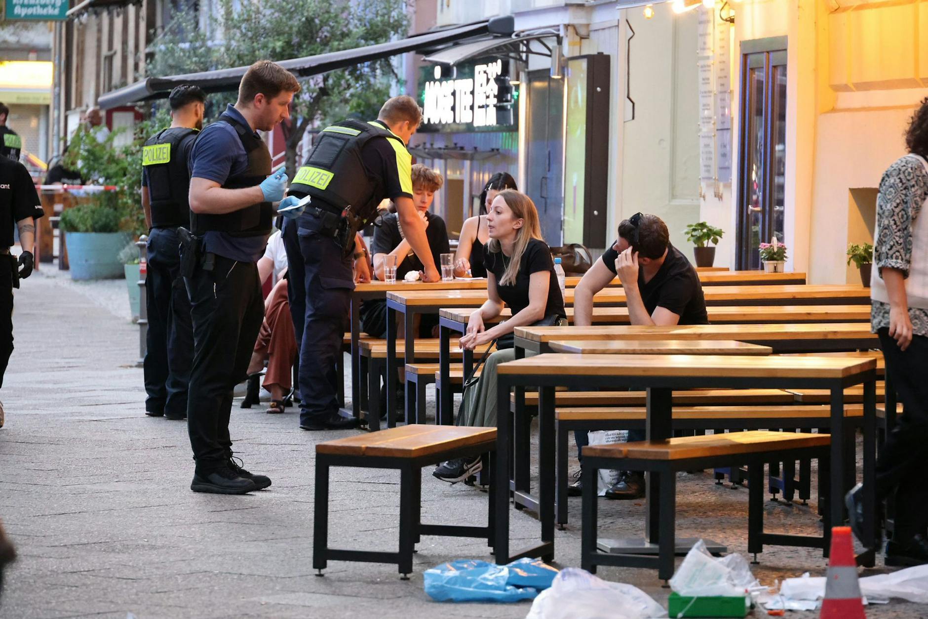 Ein 26-Jähriger wurde am Freitagabend in der Bergmannstraße durch Schüsse schwer verletzt.