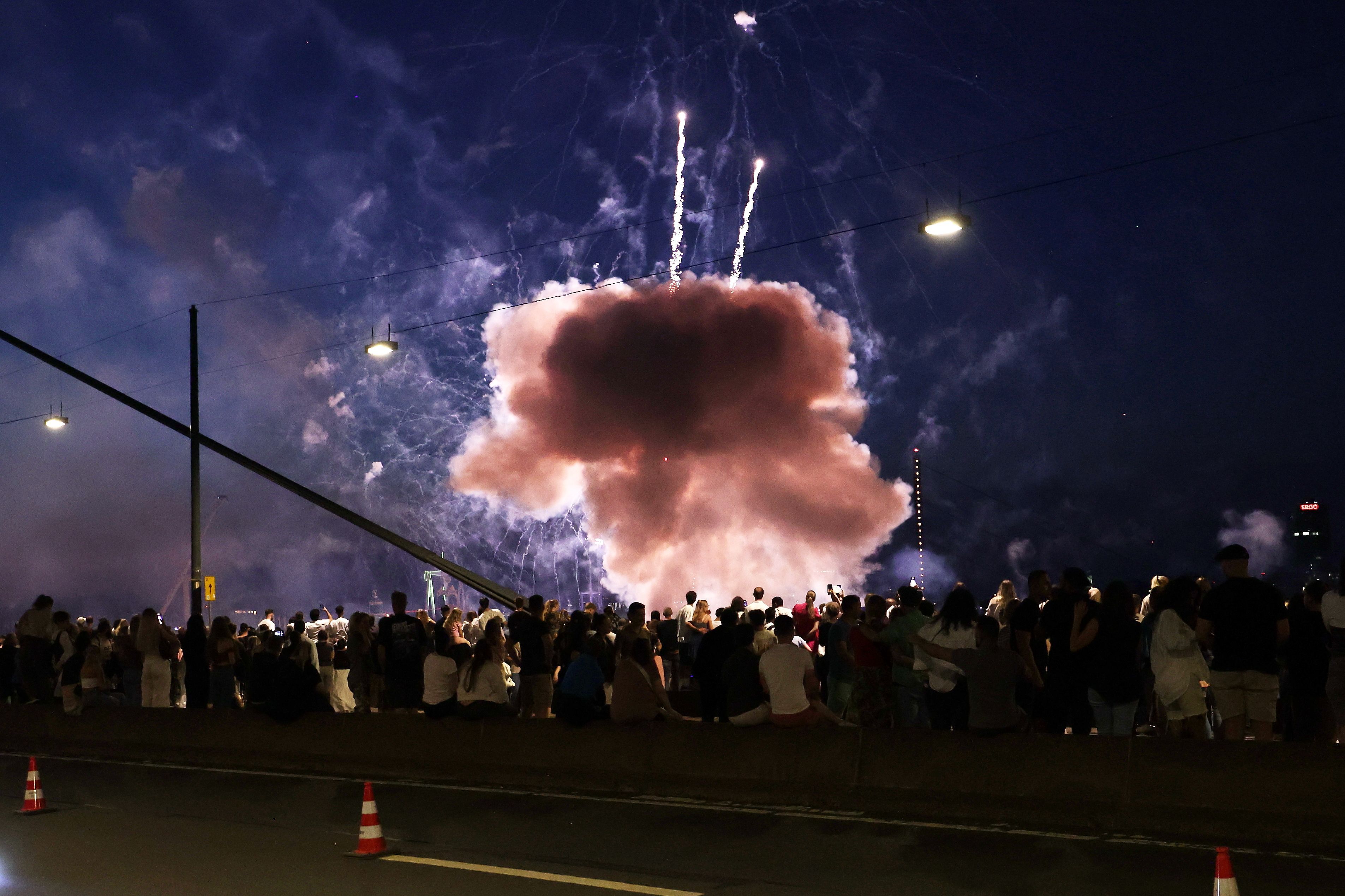 Feuerwerk explodiert in Menschenmenge - 19 Verletzte auf Rheinkirmes