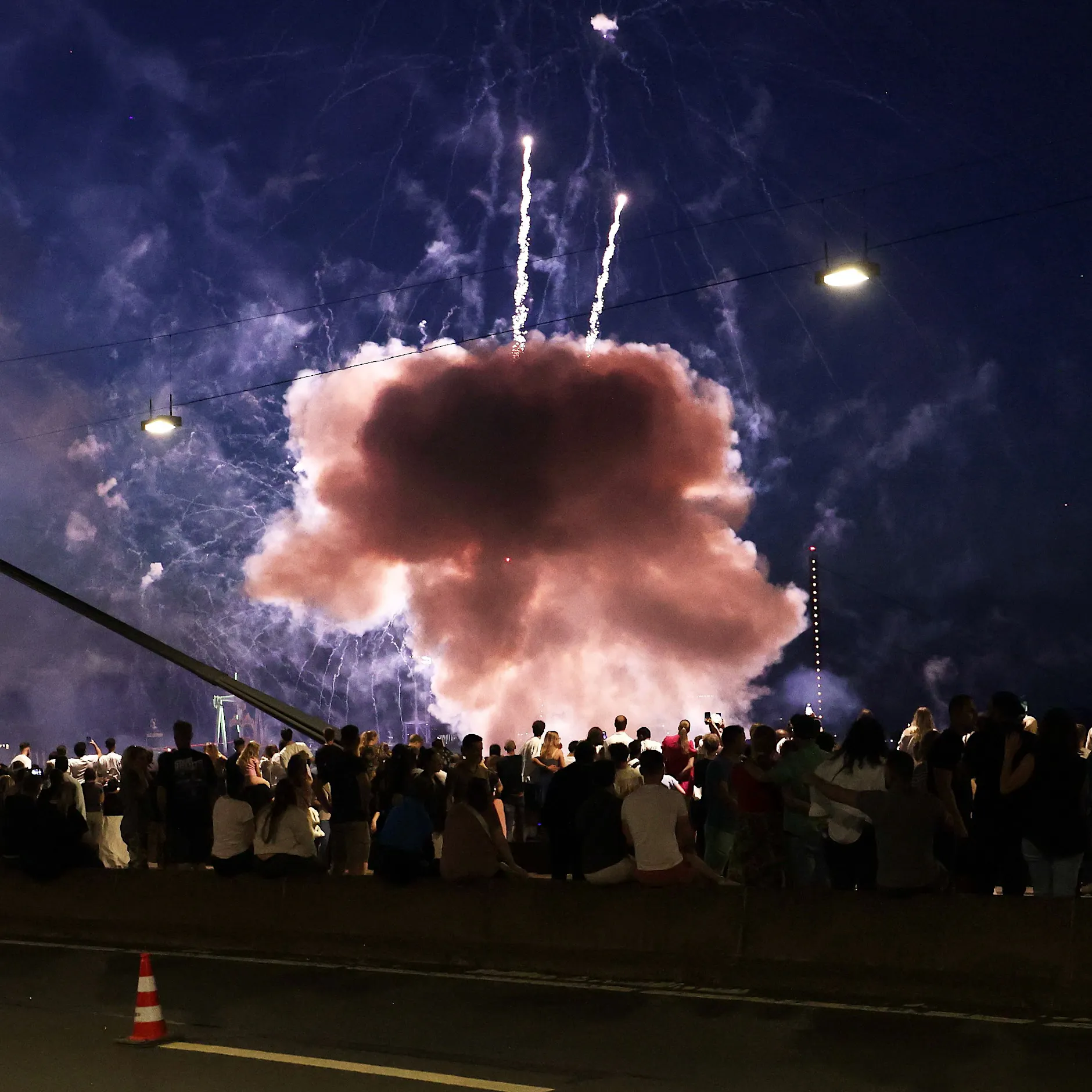 Feuerwerk explodiert in Menschenmenge - 19 Verletzte auf Rheinkirmes