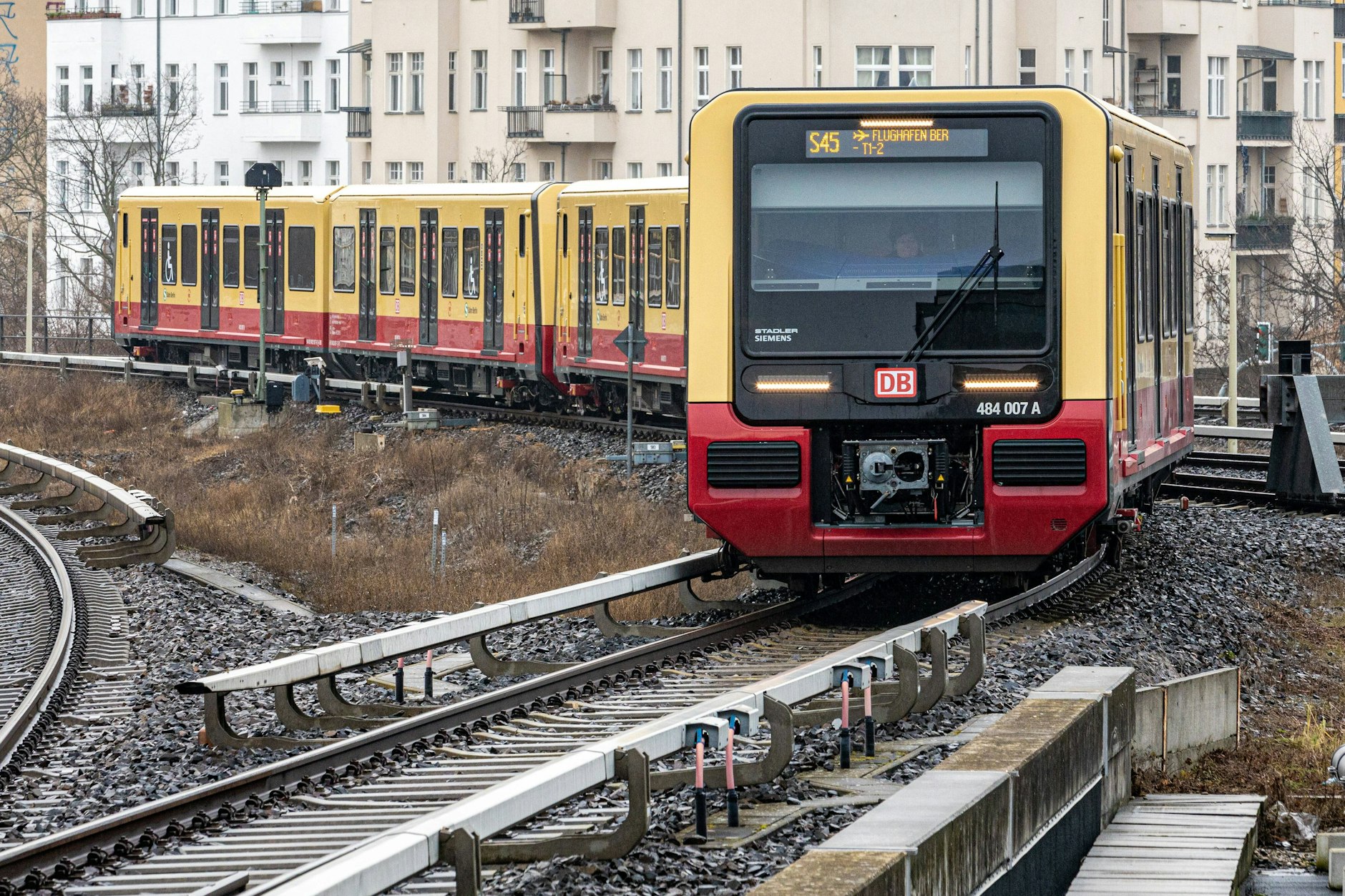 Wegen Personalmangel sind am Samstag sechs wichtige Linien der Berliner S-Bahn unterbrochen, darunter auch die S45.