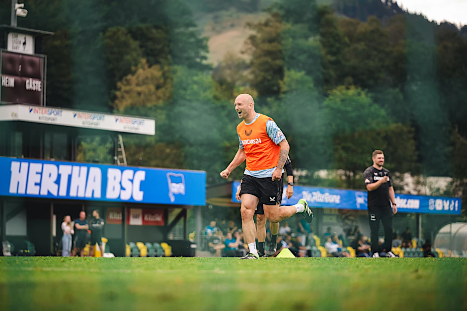 Hertha-Kapitän Toni Leistner hat gute Laune, denn er geht auch bei der Fitness voran.