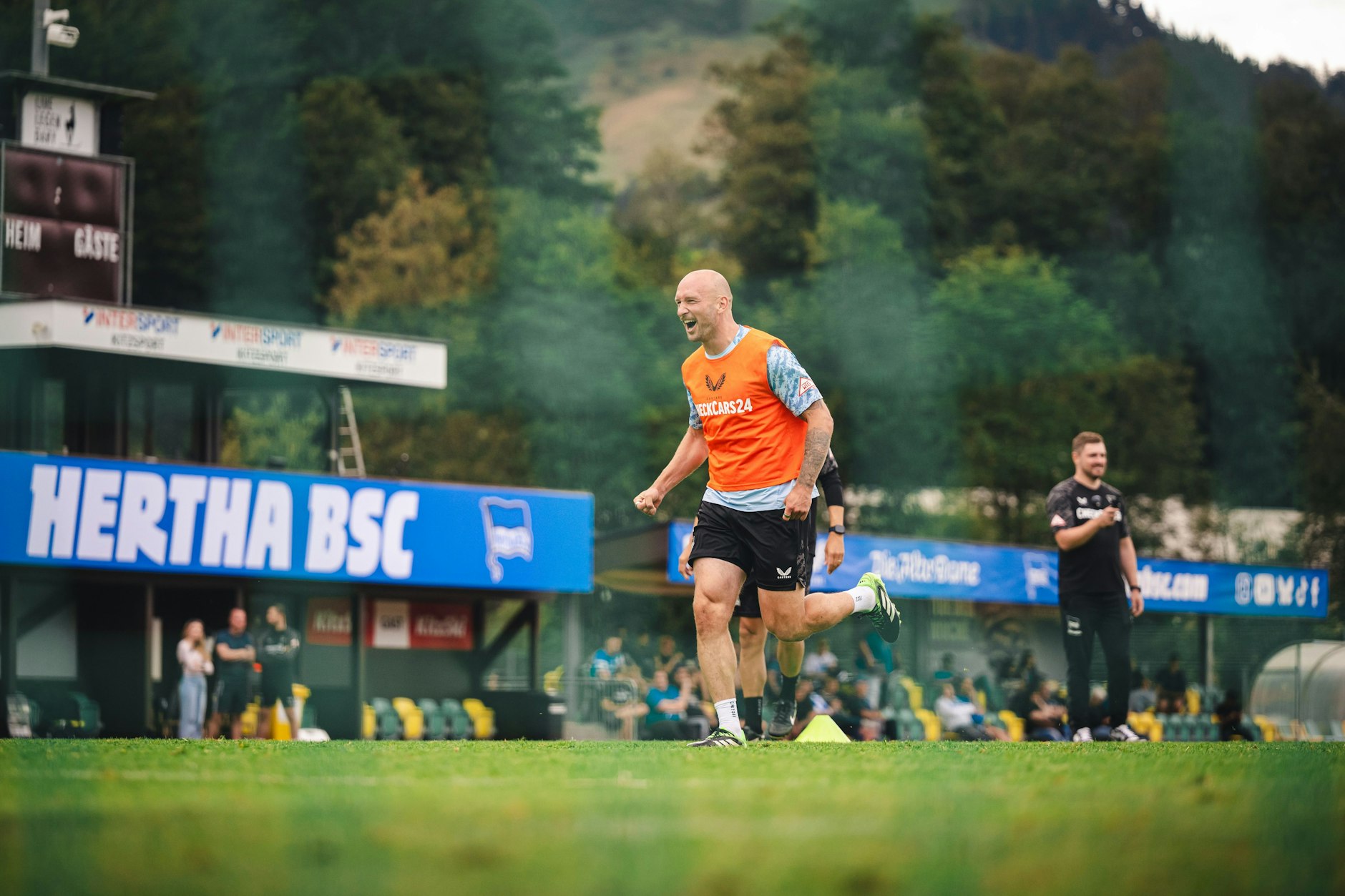 Hertha-Kapitän Toni Leistner hat gute Laune, denn er geht auch bei der Fitness voran.