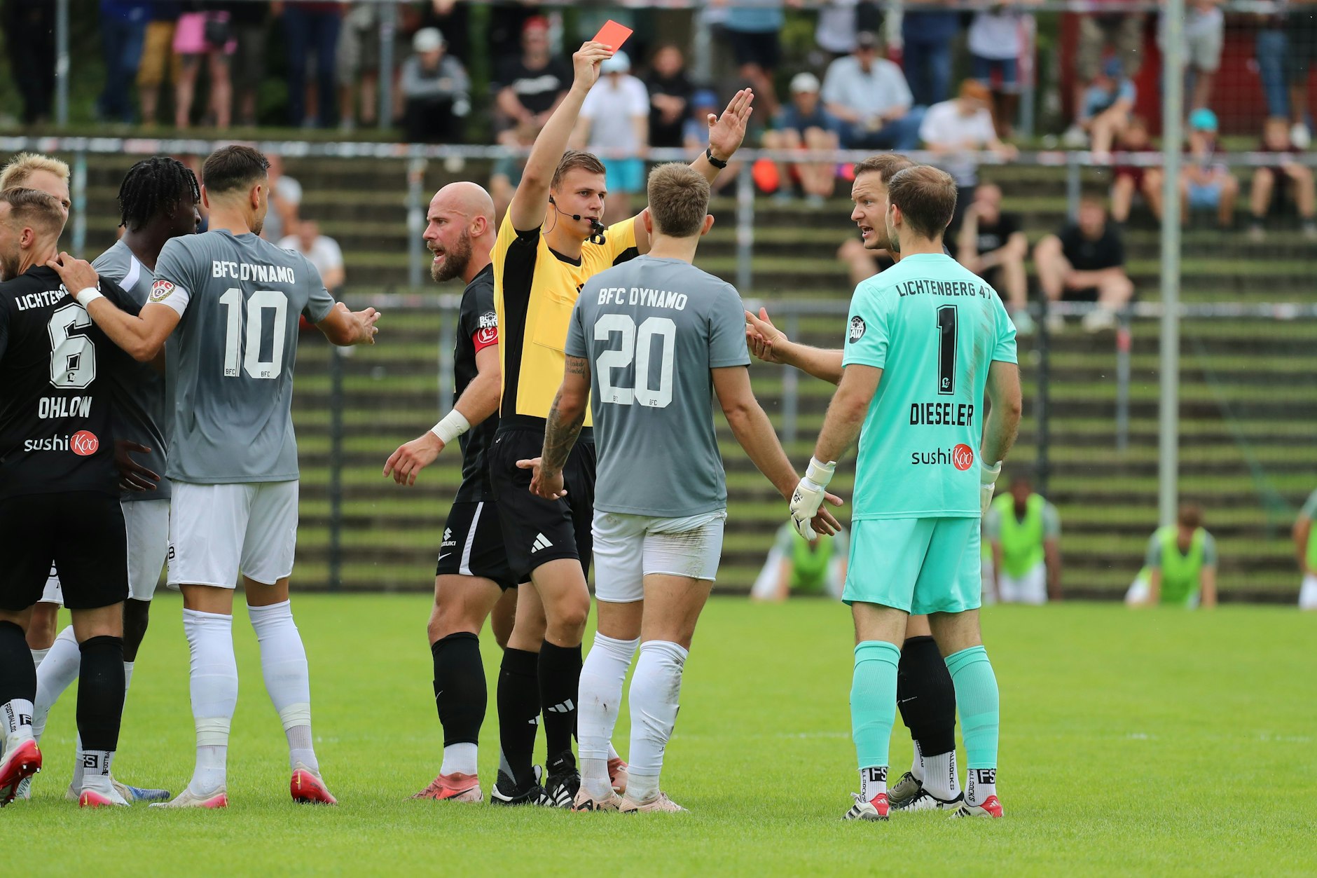 Der unerfahrene Schiedsrichter zeigt BFC-Stürmer Leandro Putaro im Testspiel bei Lichtenberg die Rote Karte.