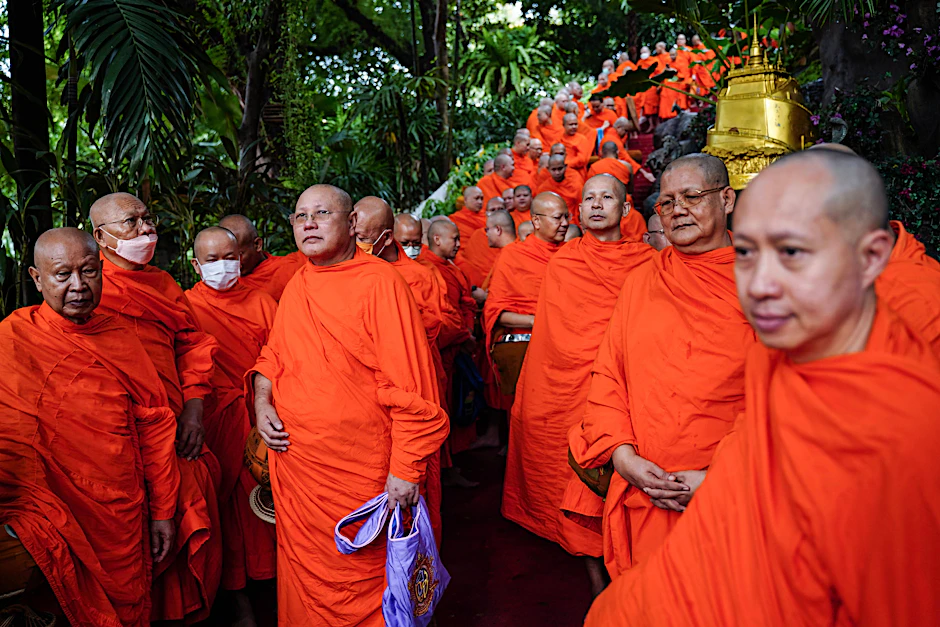 Für ihr Leben in Armut und Enthaltsamkeit und als moralische Instanz werden Mönche in Thailand verehrt. Einige nehmen es damit allerdings nicht so genau (Symbolfoto).
