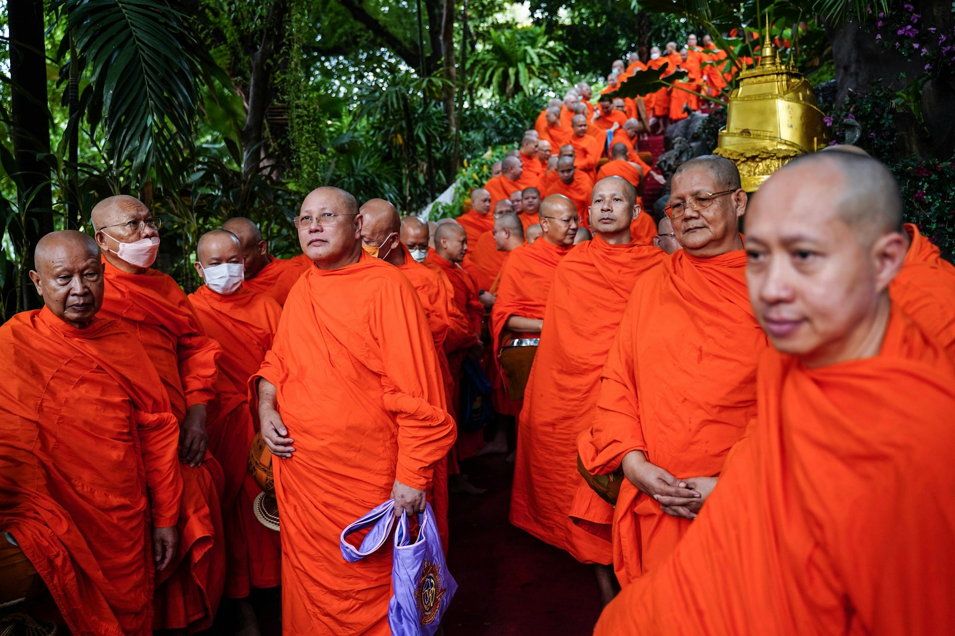 Für ihr Leben in Armut und Enthaltsamkeit und als moralische Instanz werden Mönche in Thailand verehrt. Einige nehmen es damit allerdings nicht so genau (Symbolfoto).