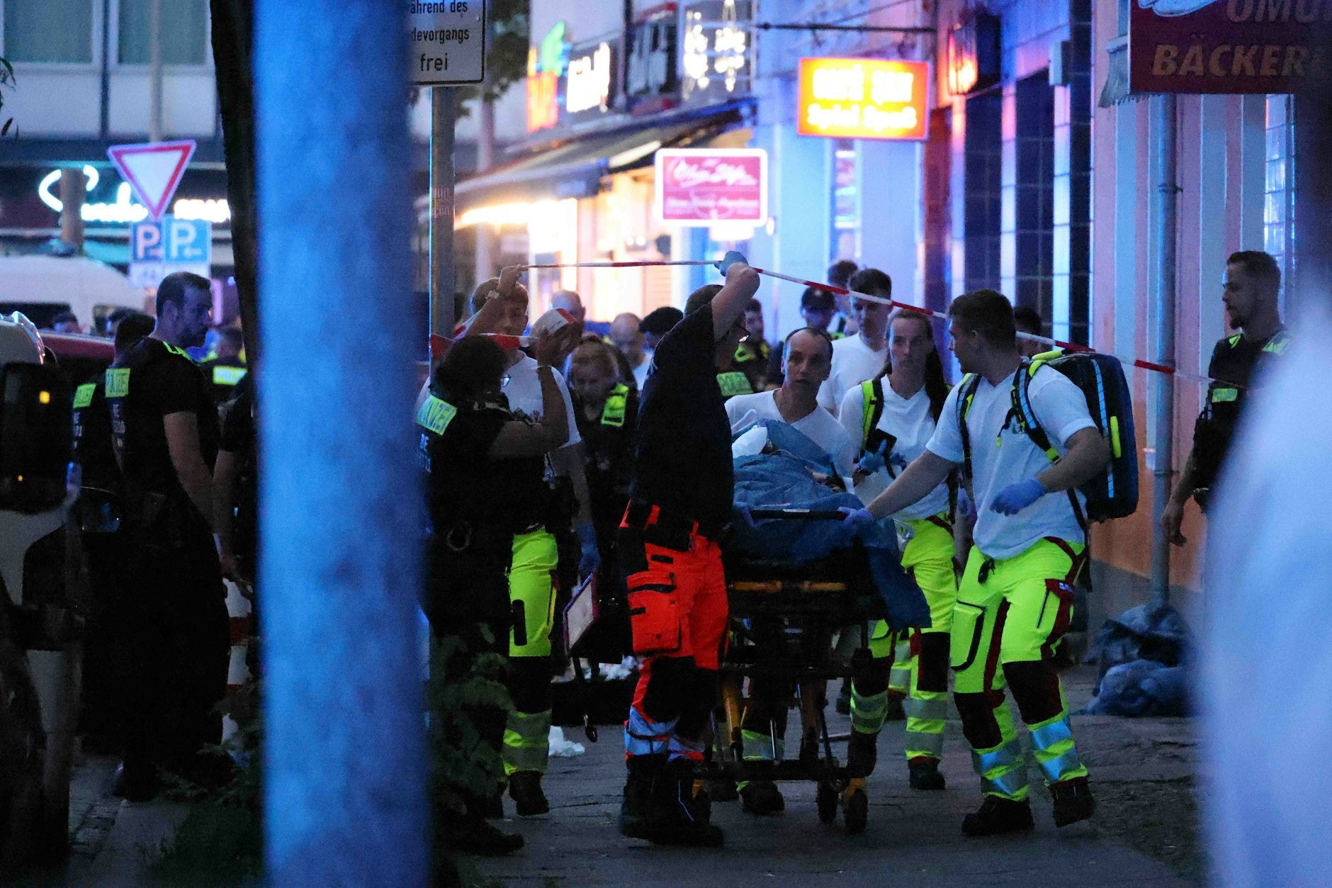 Sanitäter transportieren in der Ostendstraße den Schwerverletzten ab, der wenige Zeit später im Krankenhaus stirbt.
