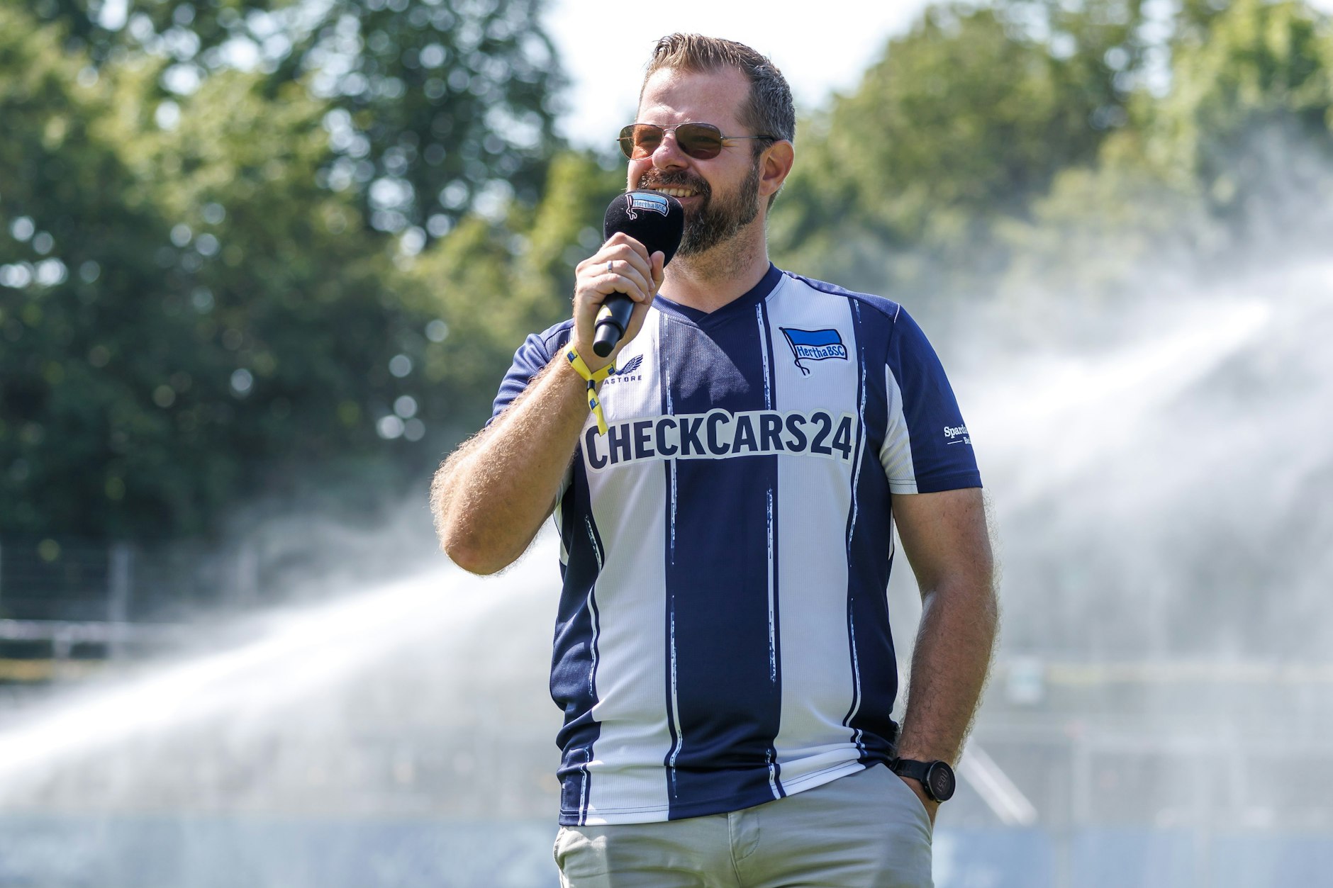 Fabian Drescher, Präsident von Hertha BSC, wurde beim Saisonfest von Rasensprenger nass gemacht.