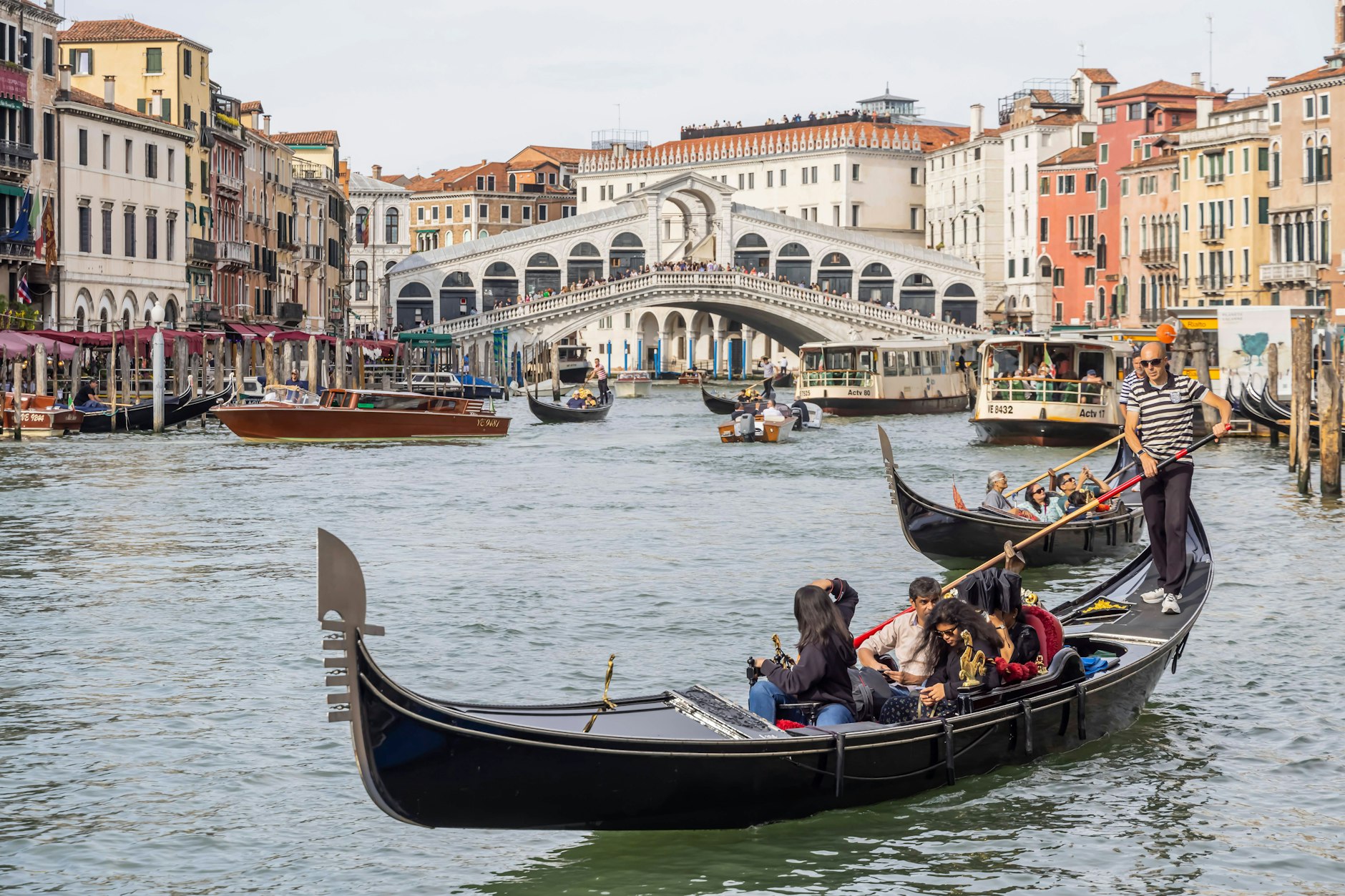 Gondeln vor der Rialto Brücke in Venedig. Hier in der Nähe geschah der Unfall, bei dem der deutsche Familienvater 2013 ums Leben kam.