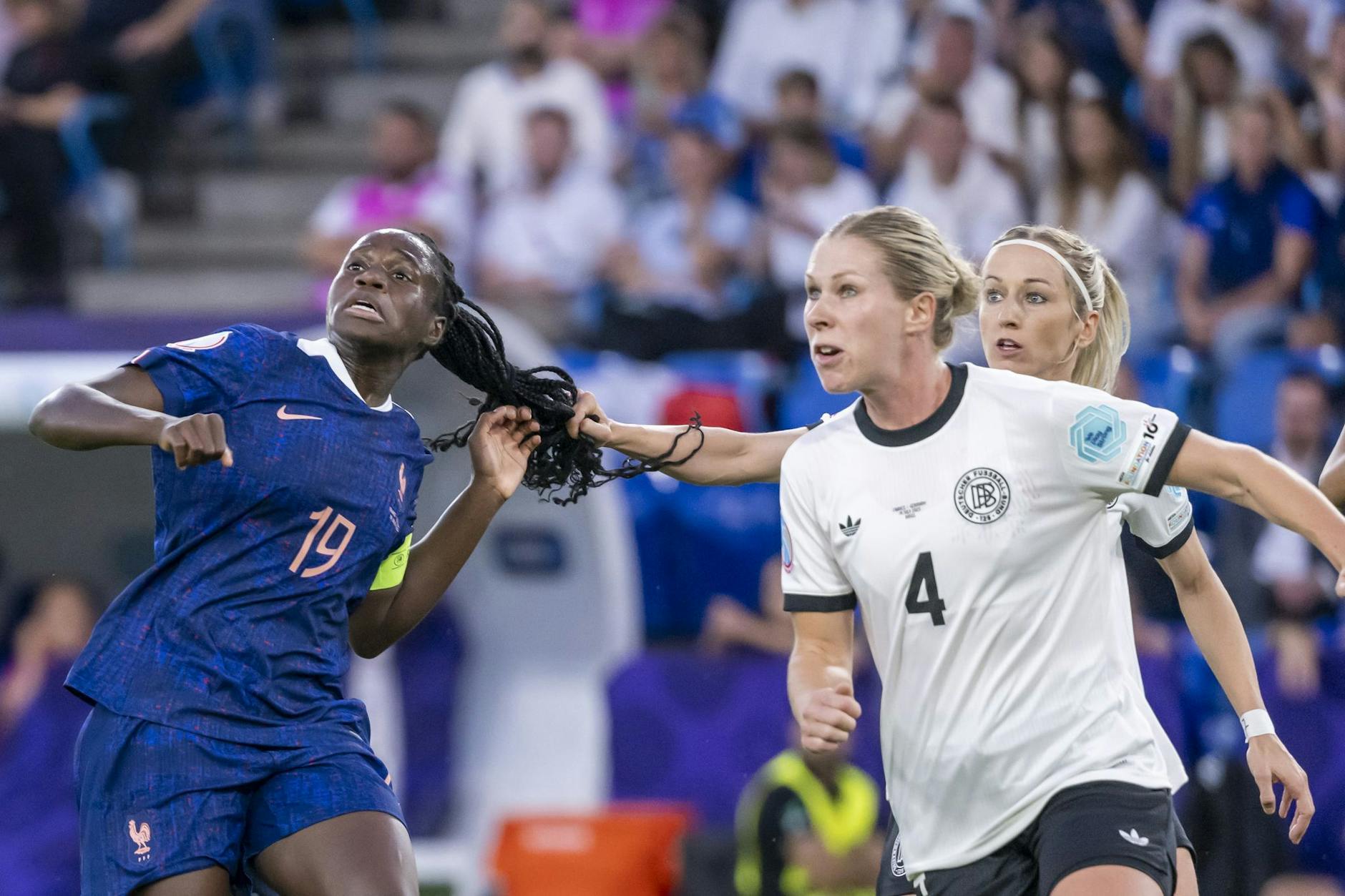 Deutschlands Kathrin Hendrich (r) zieht Frankreichs Griedge Mbock Bathy (l) während des Viertelfinalspiels an den Haaren.
