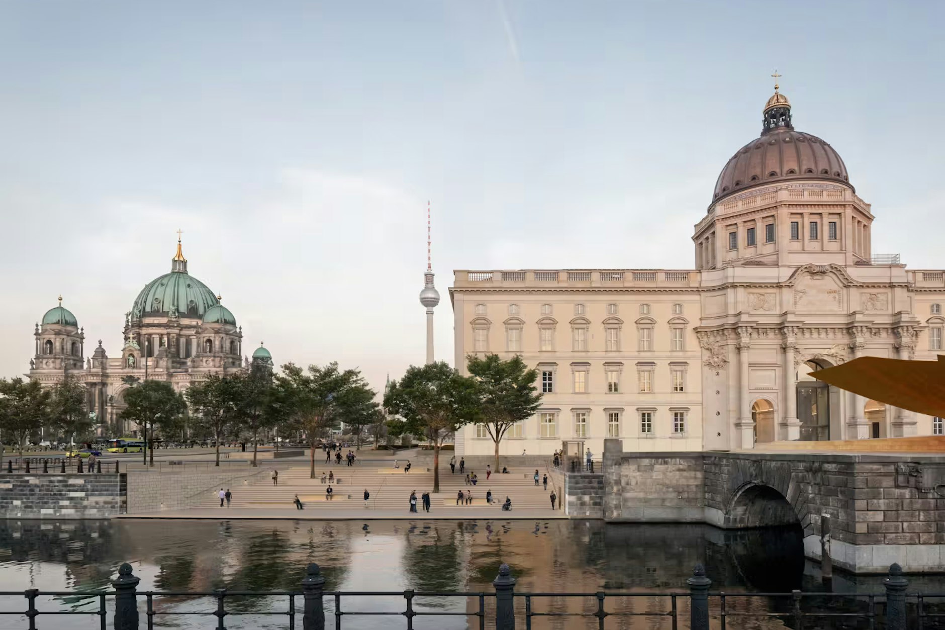 Die neue Schlossfreiheit: Der Bau der Freitreppen zum Spreekanal beginnt. Könnte schön werden. Rechts angedeutet die Einheitswippe, deren Fertigstellung unklar ist.