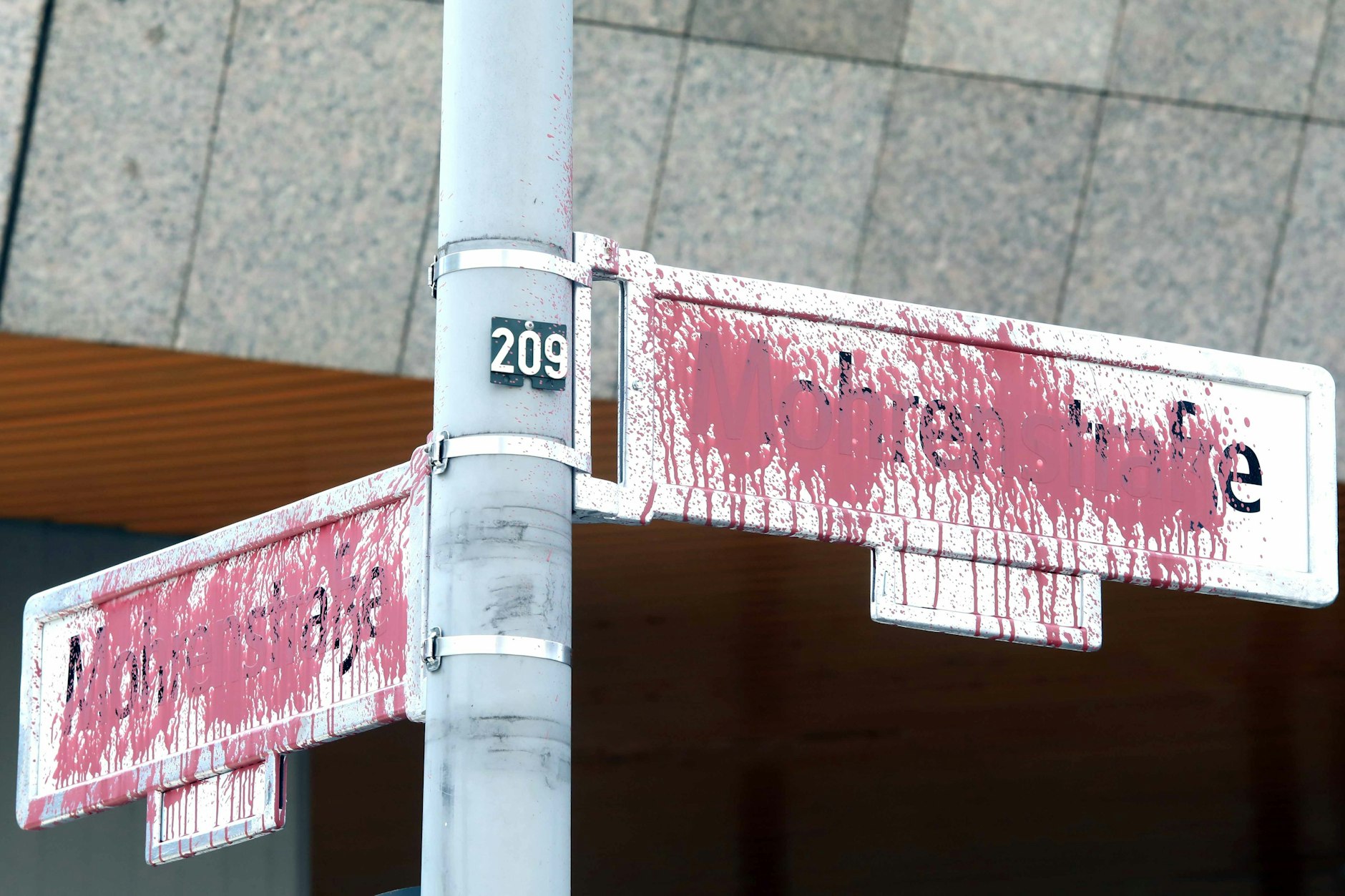 Nach dem BVV-Beschluss vom August 2020 griffen die Sieger zur Spraydose. Nun wird der Vollzug amtlich umgesetzt.