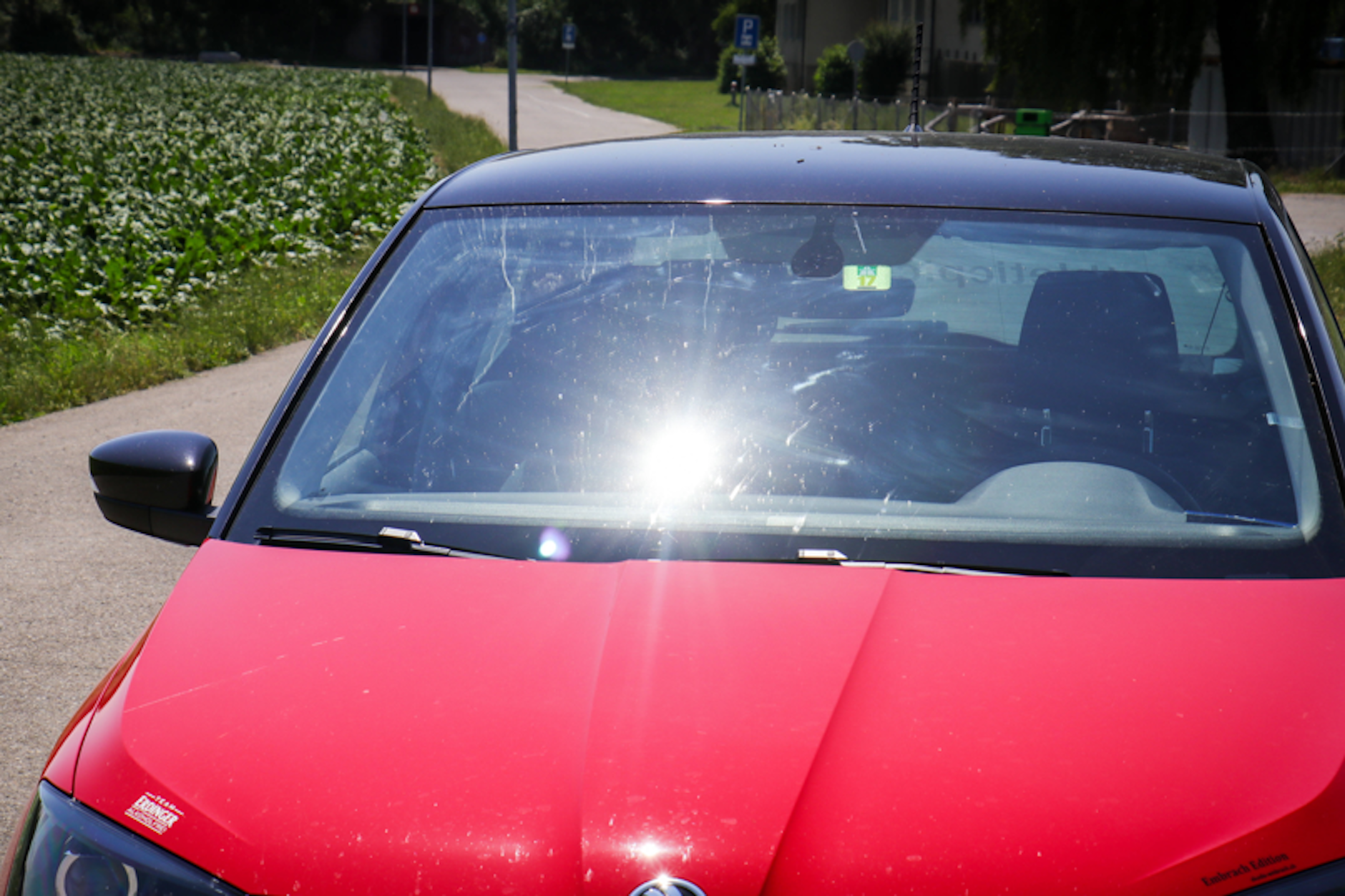 In der Sonne heitzt sich das Innerer des Autos blitzschnell auf. Die Temperaturen können tödlich sein, vor allem für kleine Kinder.