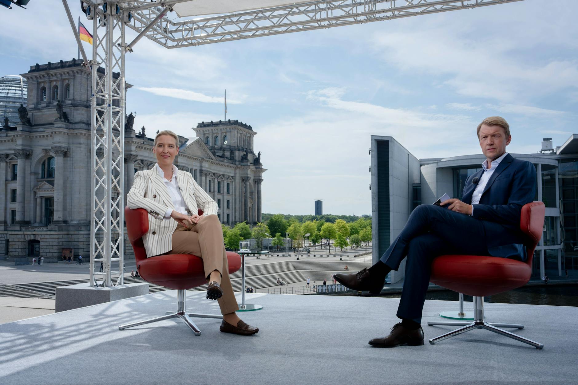 AfD-Chefin Alice Weidel und Moderatur Markus Preiß beim Sommerinterview.