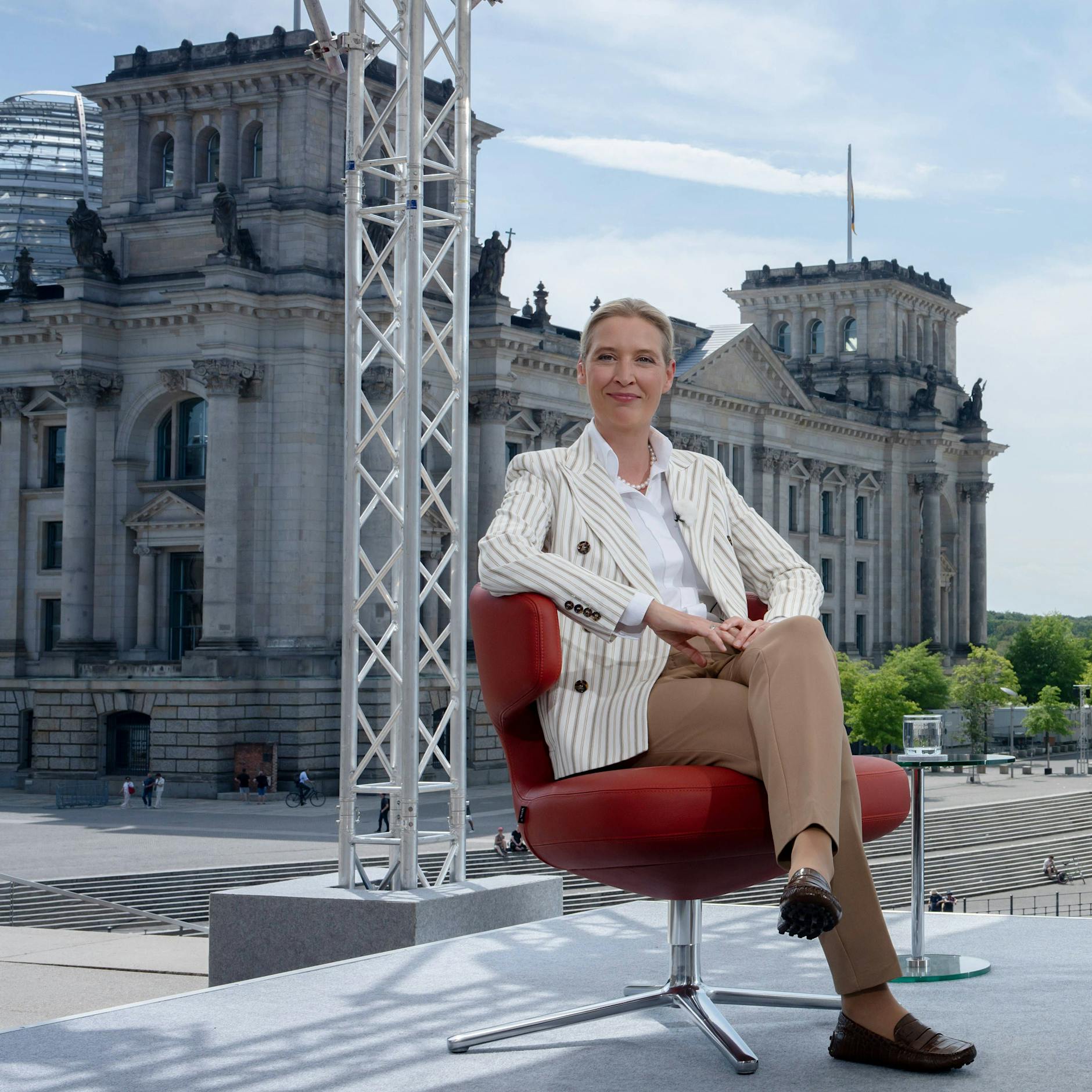 Demonstranten stürzen Interview mit AfD-Chefin Alice Weidel ins Chaos