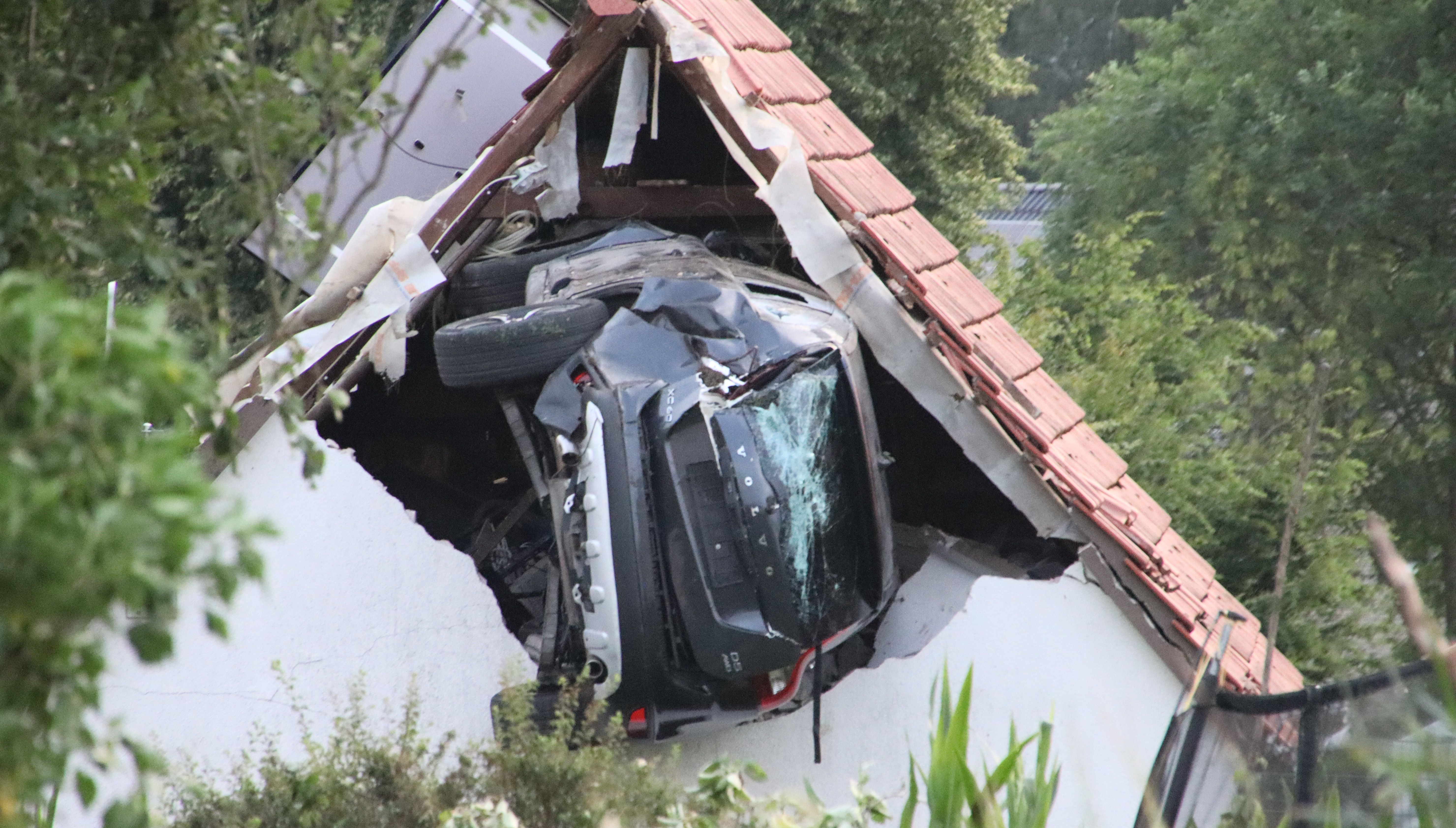Image - Horror-Unfall: SUV fliegt durch die Luft, erfasst Kind und kracht in Haus