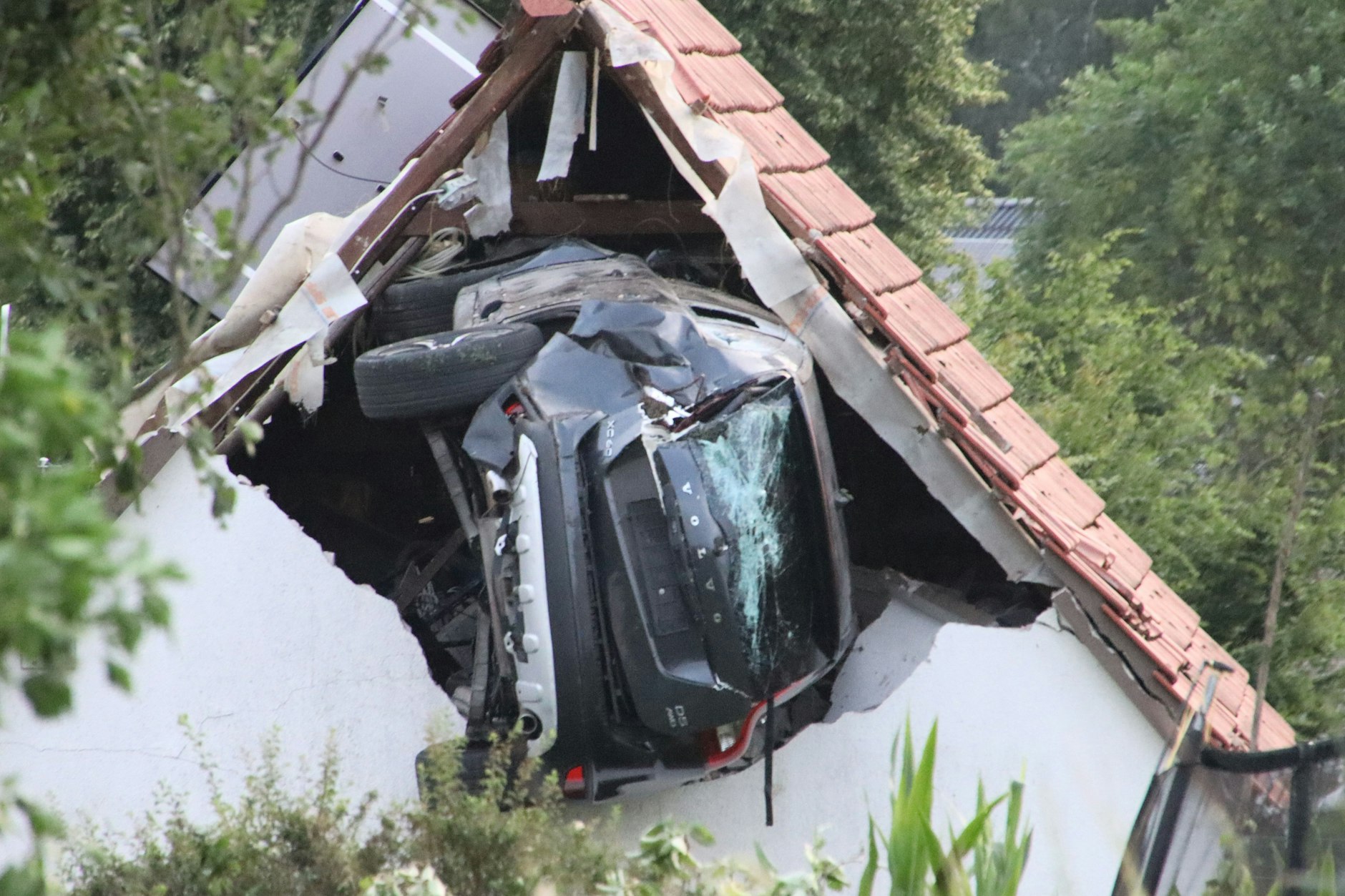Der Volvo XC60steckte nach dem Horror-Unfall vom Bohmte (Niedersachsen) verkeilt in der oberen Wand der Scheune.