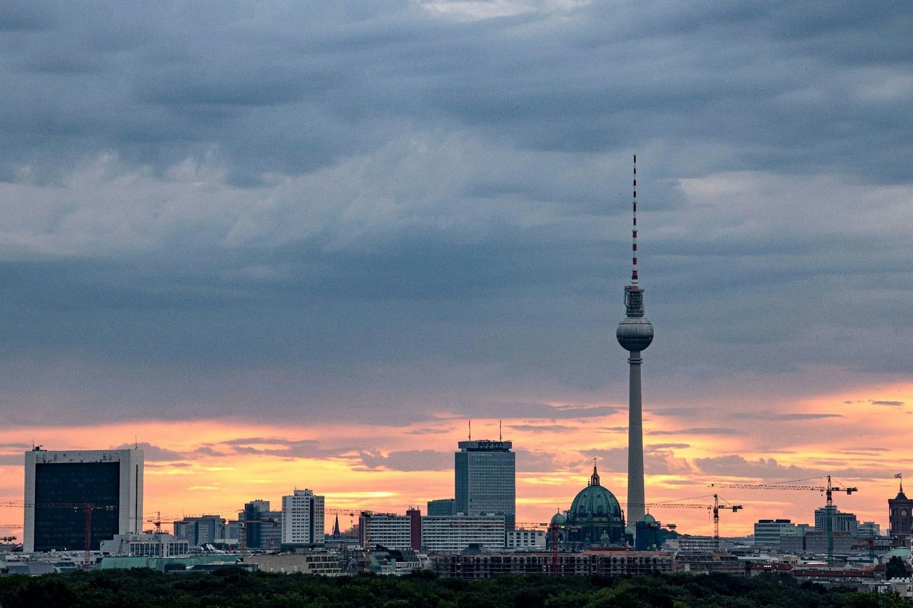 Dunkle Wolken über Berlin – ein symbolträchtiges Bild für die sich zuspitzende Wohnungsnot in der Hauptstadt. Im bundesweiten Vergleich liegt Berlin bei den Baugenehmigungen inzwischen auf dem letzten Platz.