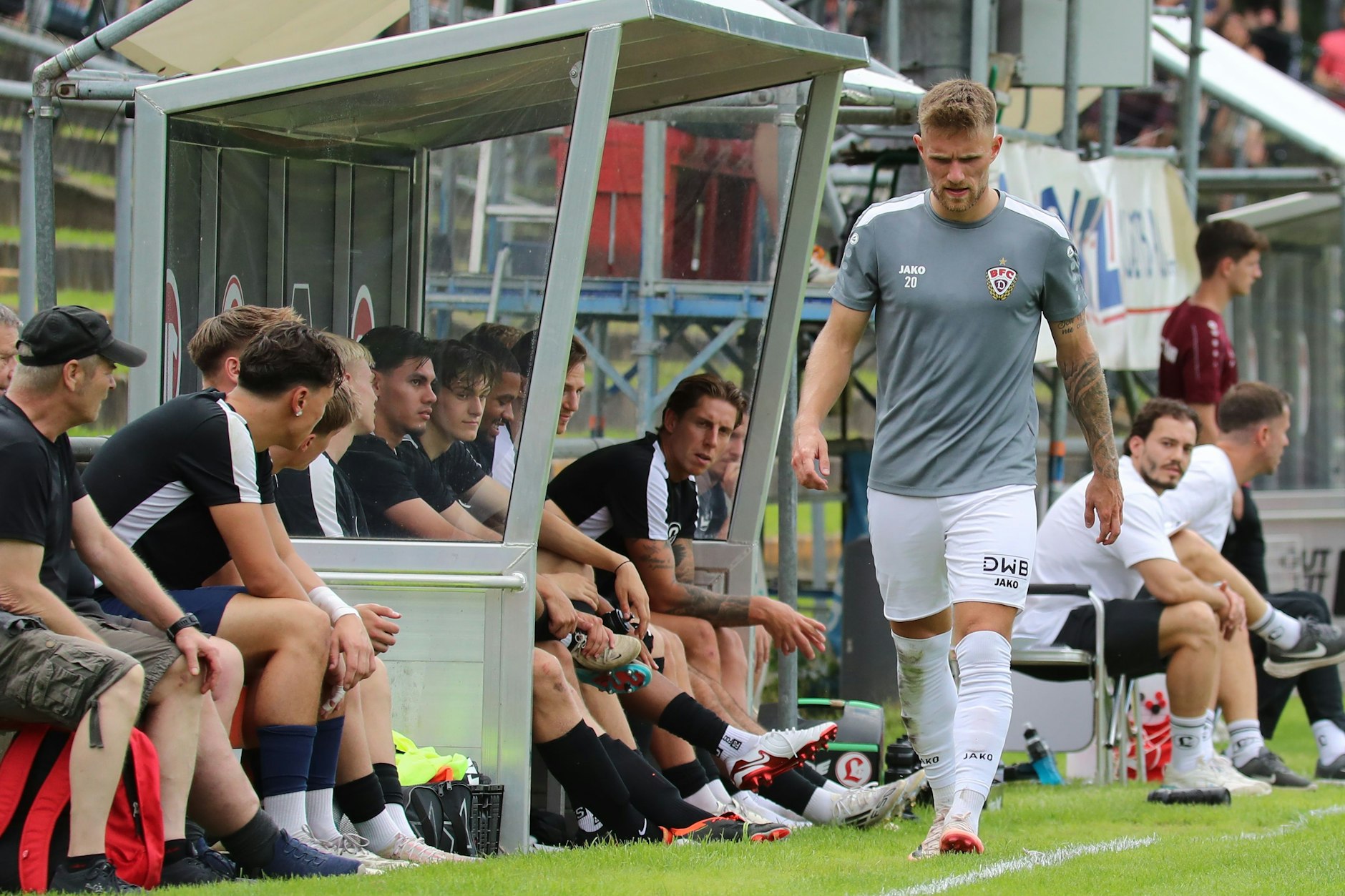 Leandro Putaro, Stürmer des BFC Dynamo, stapft nach seiner Roten Karte vorbei an der Bank von Lichtenberg 47 total bedient in die Kabine.