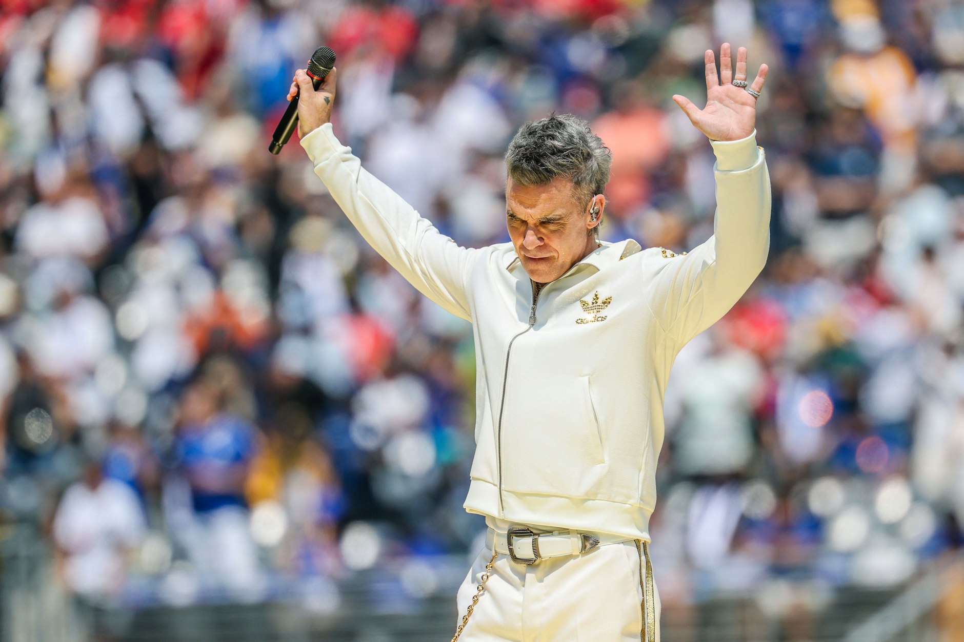 Robbie Williams hebt die Hände. Sieht aus wie ein Sorry für die Berlin-Absage, war aber beim Finale der Klub-WM in East Rutherford, New Jersey.