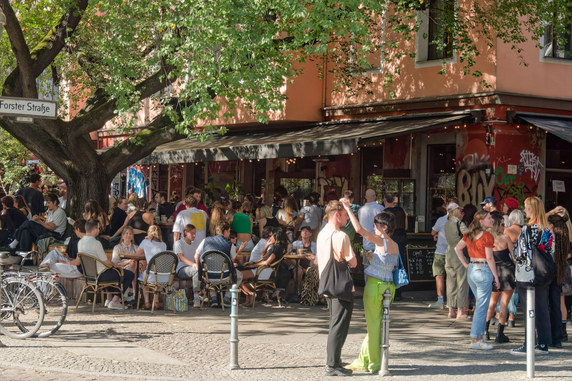 Kaffee trinken und gesehen werden: Vor dem La Maison in Kreuzberg fühlt sich Berlin ein bisschen an wie München – was nur bedingt ein Kompliment ist.