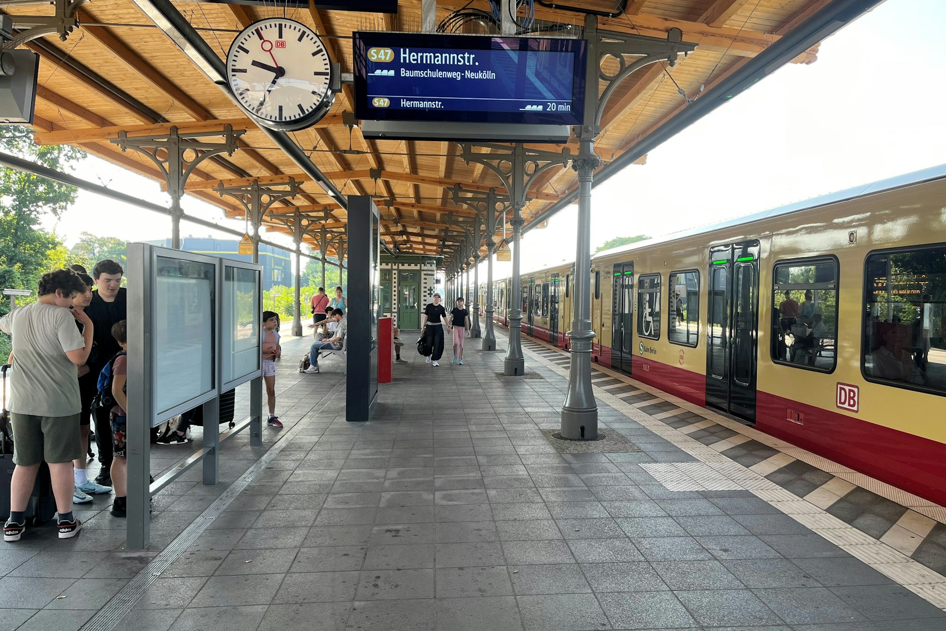 Verkehrsdrehscheibe im Südosten von Berlin: Der Bahnhof Schöneweide wird nicht nur von S-Bahnen bedient. Auch Regionalzüge, Straßenbahnen und Busse halten dort.