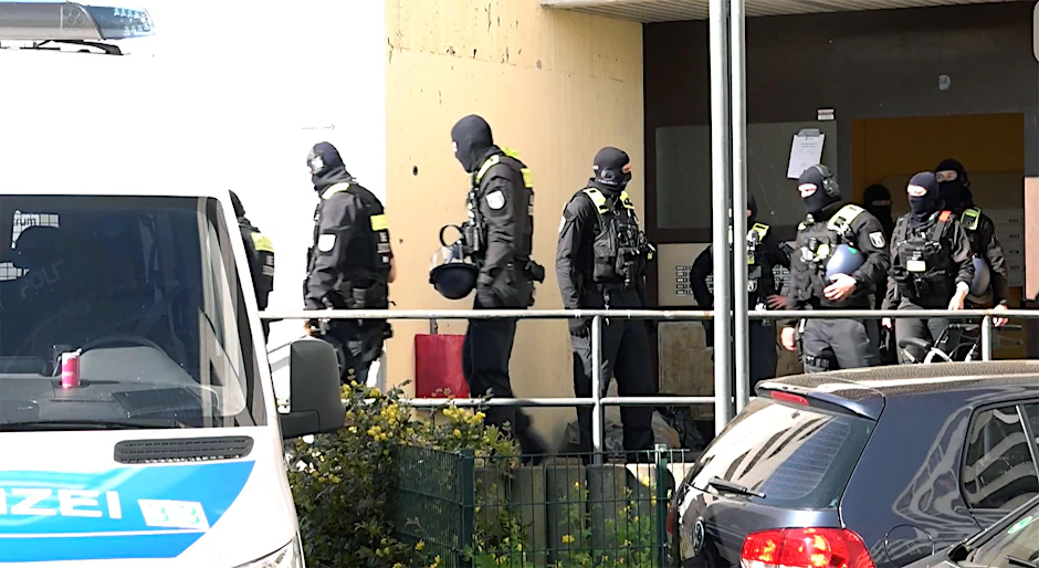 Ermittler des Berliner Landeskriminalamtes haben am Morgen mehrere Unterkünfte durchsucht. Es geht um mutmaßliche islamistische Propaganda (Symbolfoto). 
