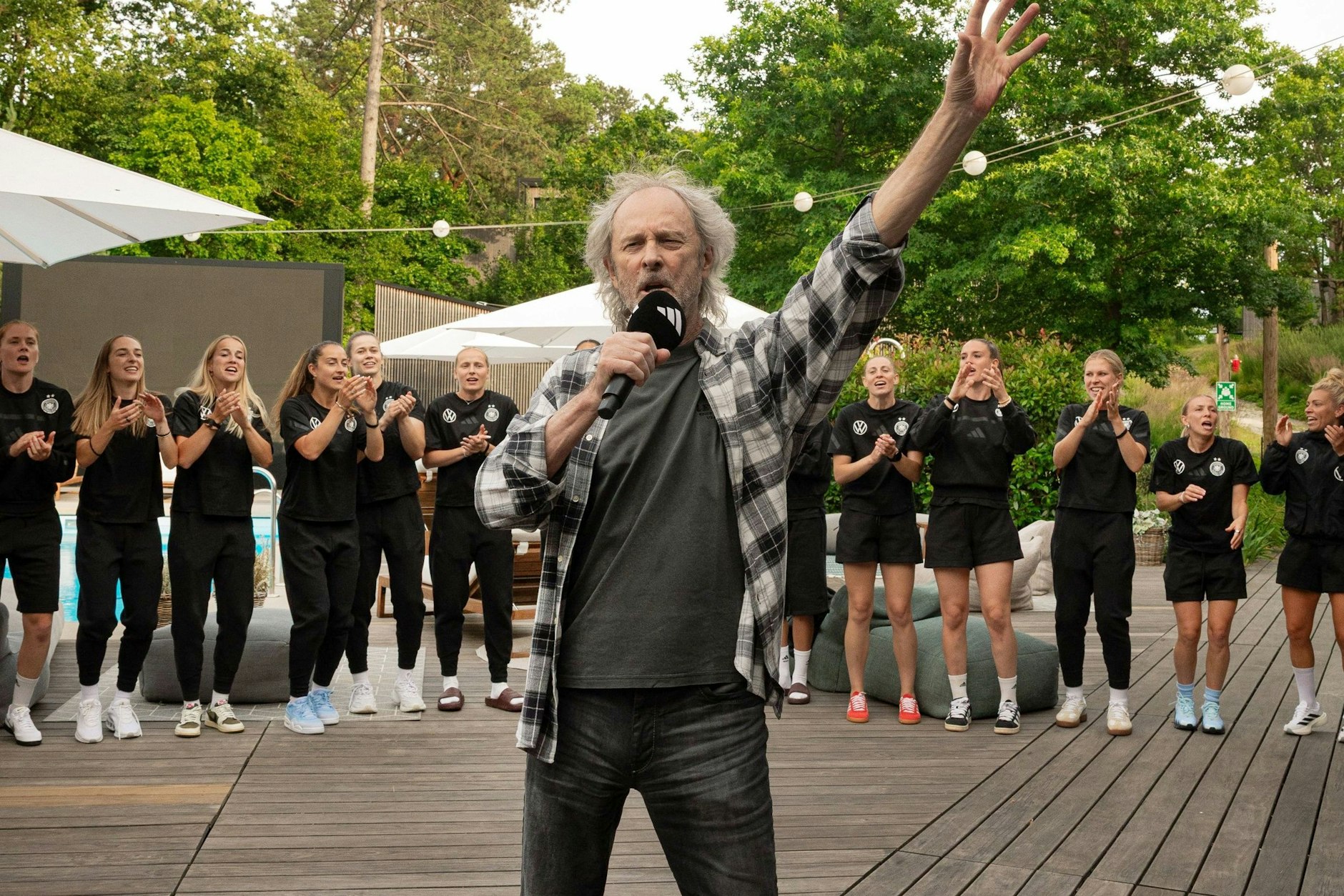 Schlagerstar Wolfgang Petry singt mit den Spielerinnen der Frauen-Nationalmannschaft im Trainingslager.